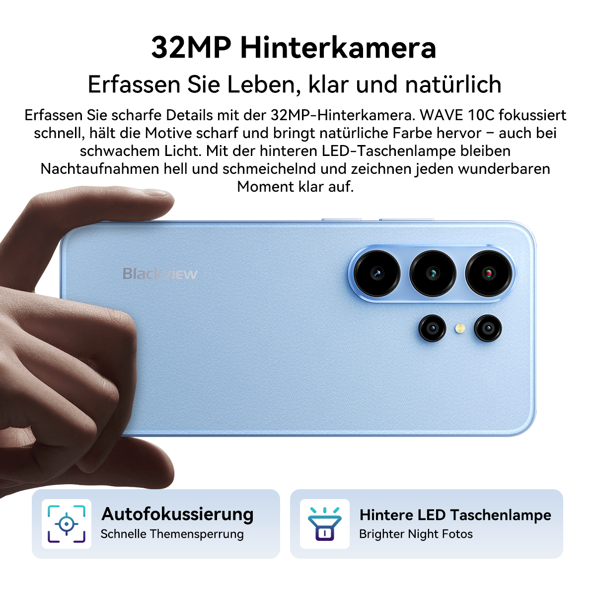 Ein hellblaues Smartphone wird von einer Hand gehalten. Es zeigt die Rückseite mit drei Kameras.