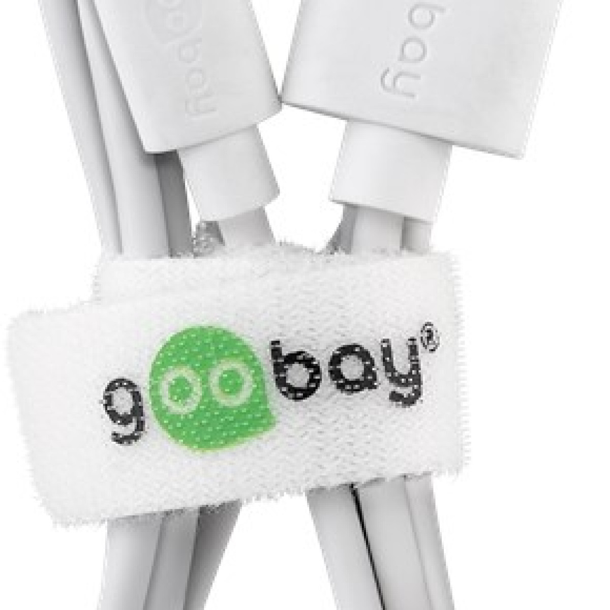 Ein weißes Klettband mit dem grünen Goobay-Logo hält weiße Kabel zusammen.