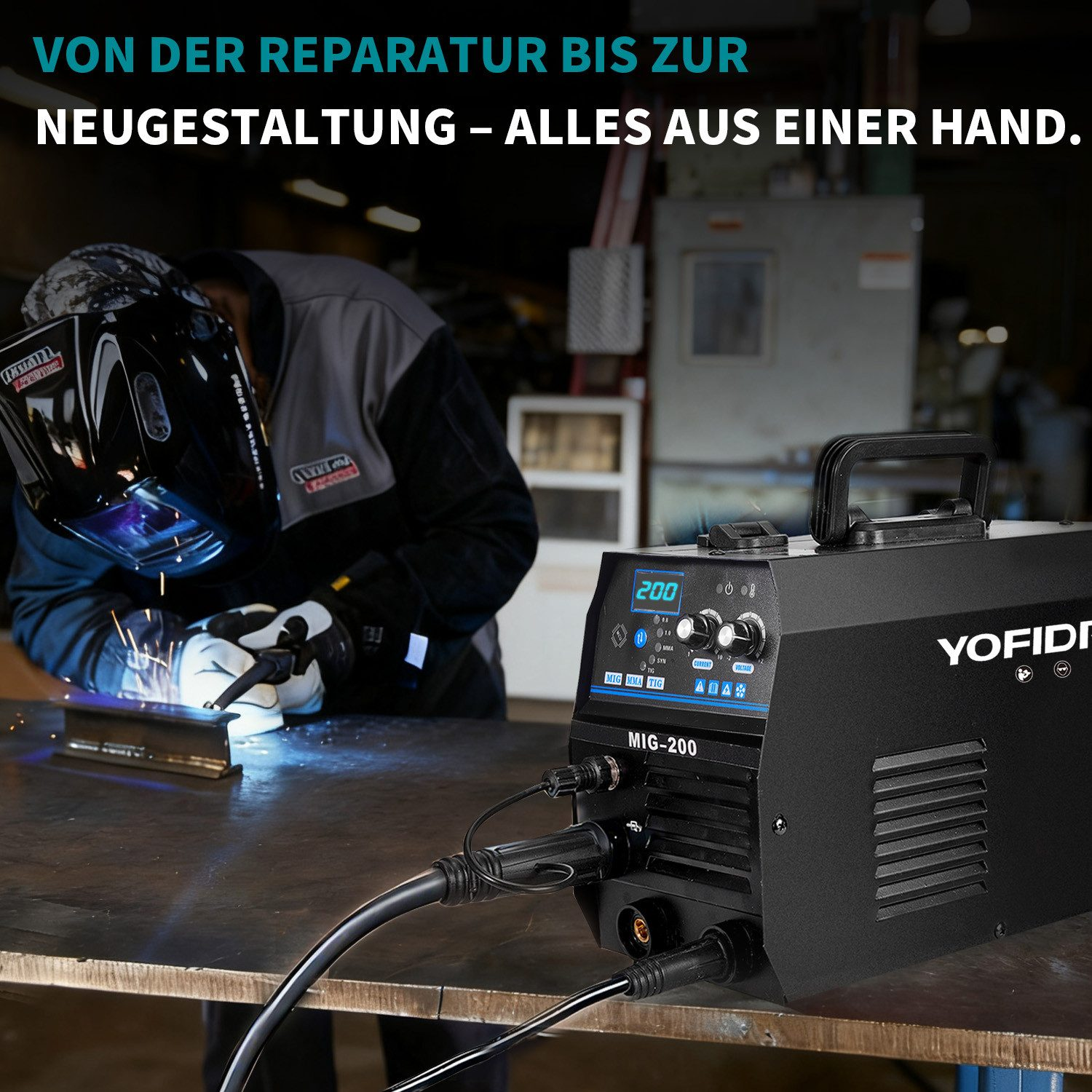 Ein Schweißer schweißt Metall auf einem Tisch, daneben ein Schweißgerät.