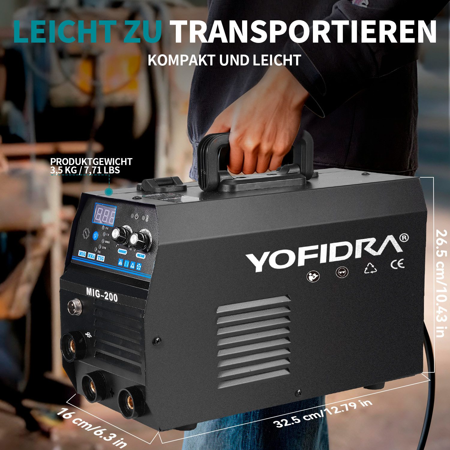 Ein schwarzer Schweißinverter mit Griff wird von einer Hand gehalten. Maße sind angegeben.