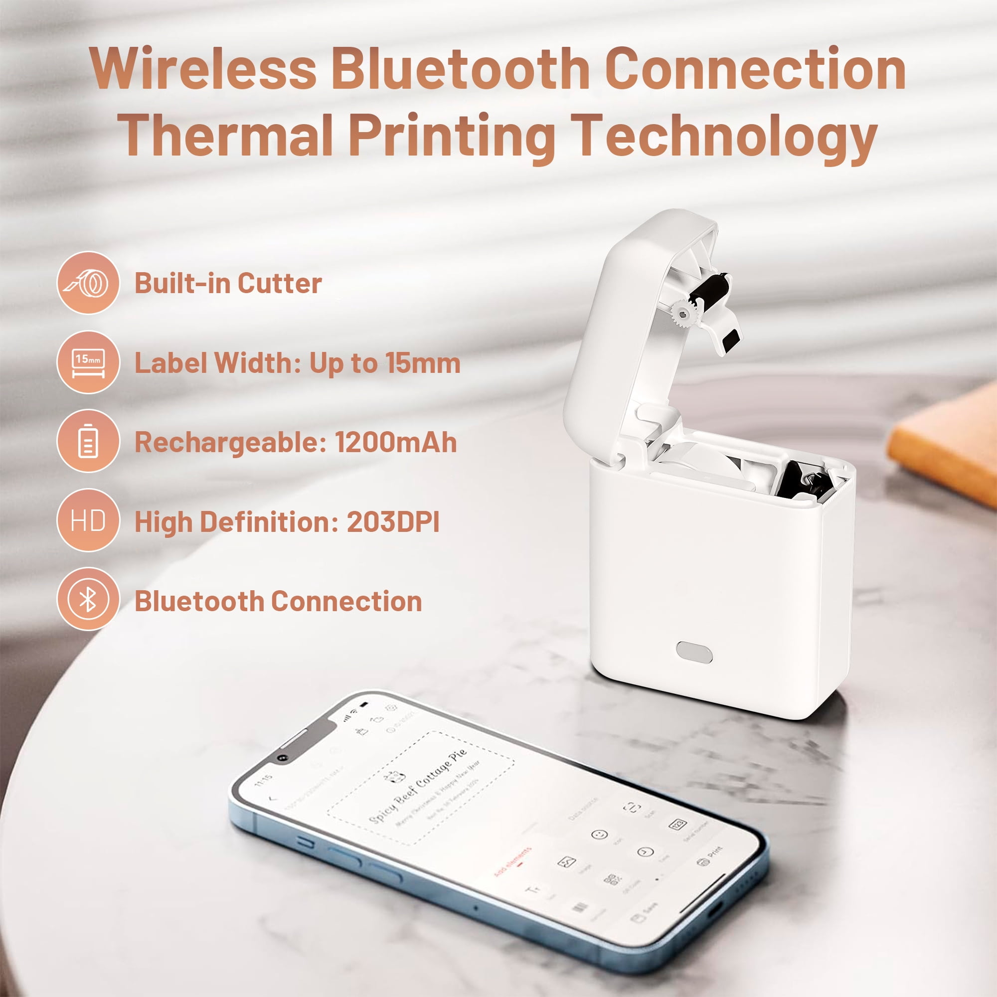 Weißer Thermodrucker mit Telefon, das Etiketterstellung zeigt. Merkmale: eingebauter Cutter, 15mm Breite, 1200mAh.