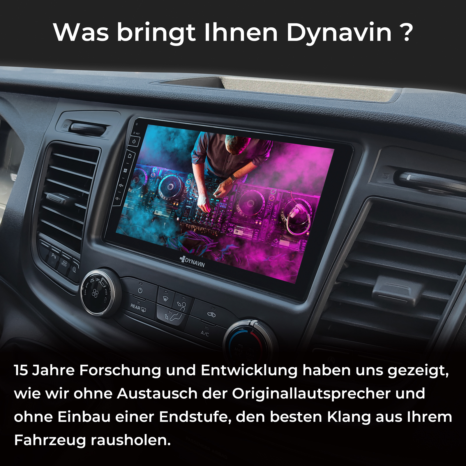 Ein Autoradio-Bildschirm zeigt einen DJ mit Lichtern. Darunter Text.