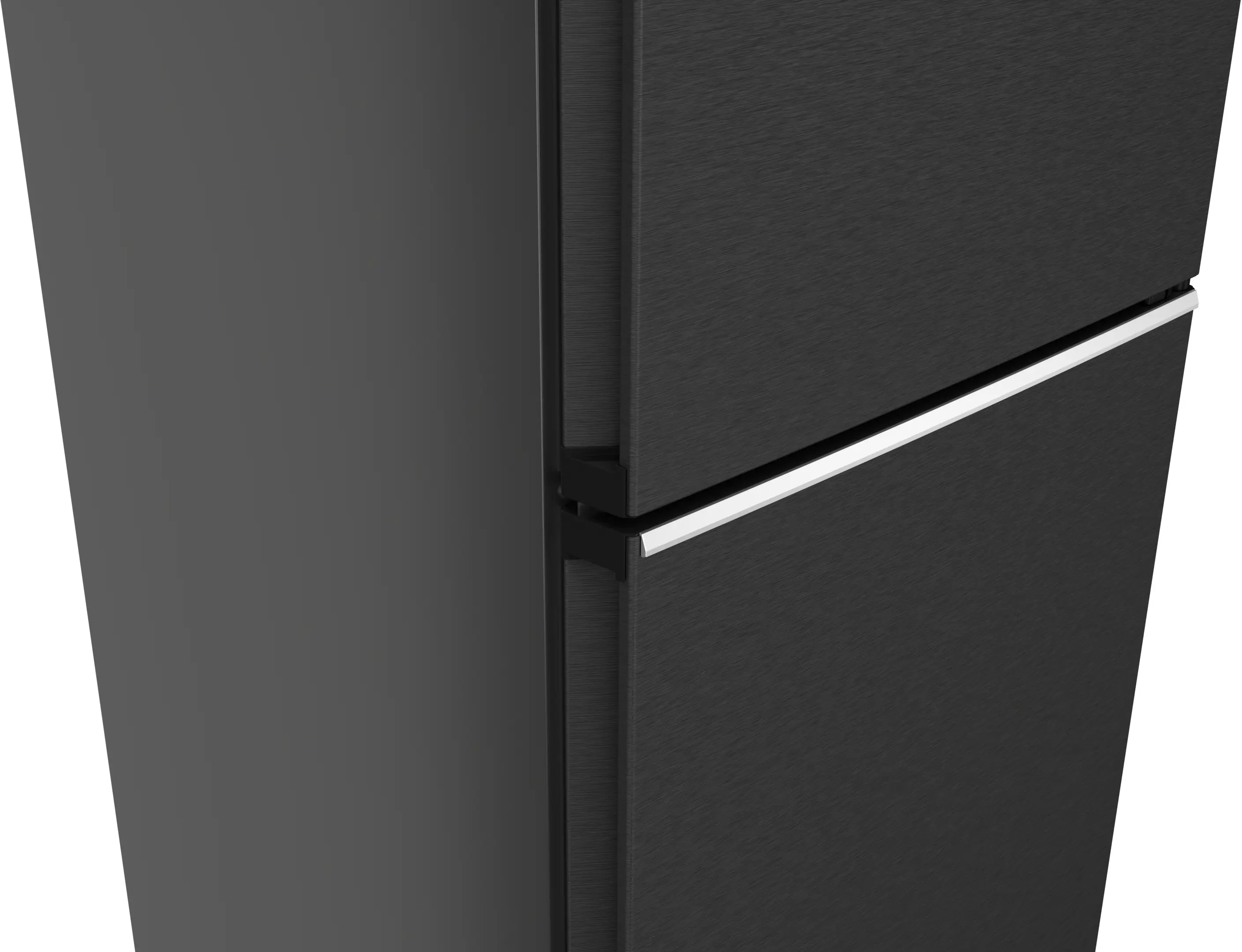 Primer plano de una puerta de refrigerador negra con un asa plateada.