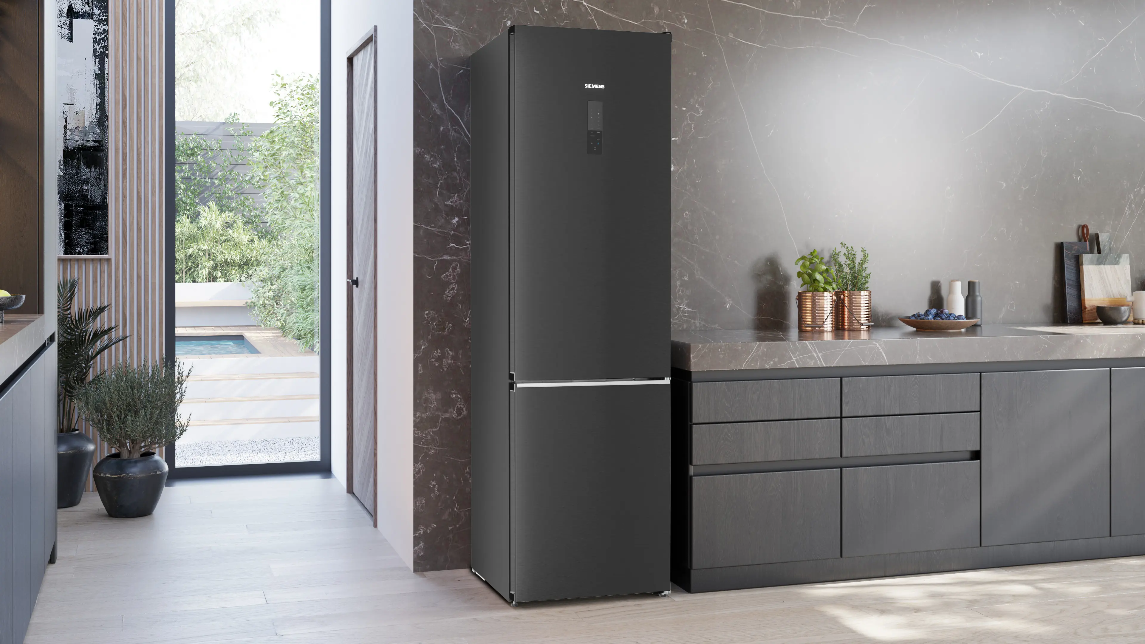 Refrigerador negro en una cocina moderna con encimera de mármol y elementos de madera.