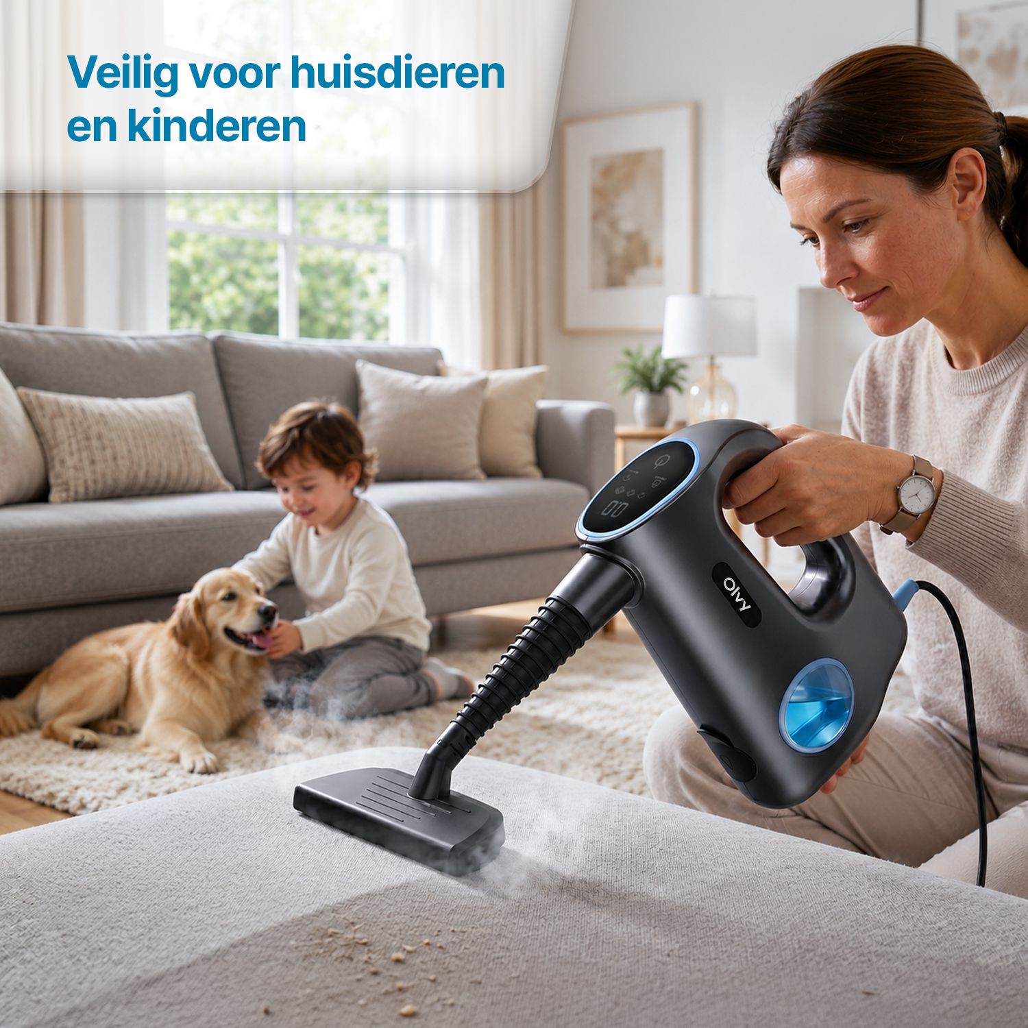 Een vrouw gebruikt een stoomreiniger op een bank, met een kind en hond spelend op de achtergrond.