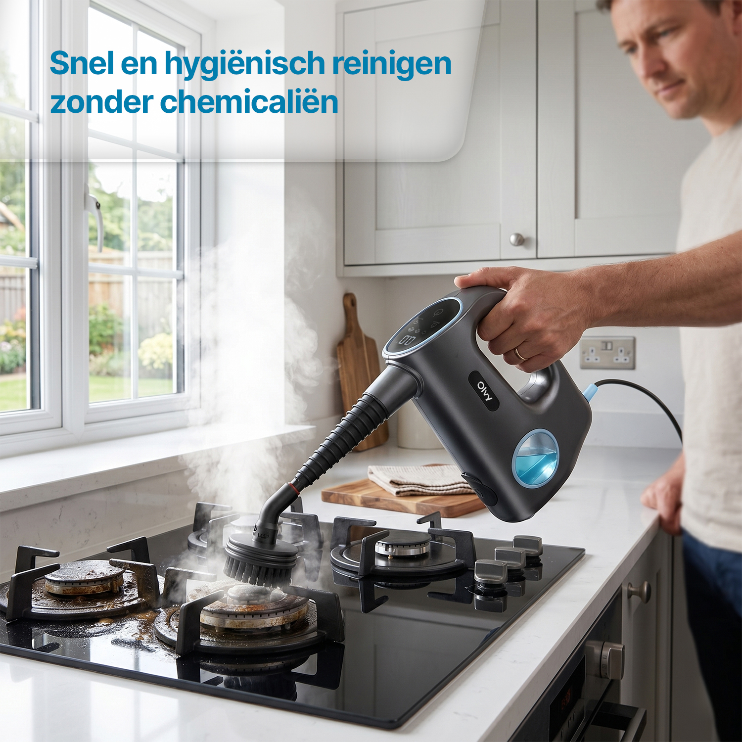 Een man reinigt een vieze gaskookplaat met een stoomreiniger in een keuken.