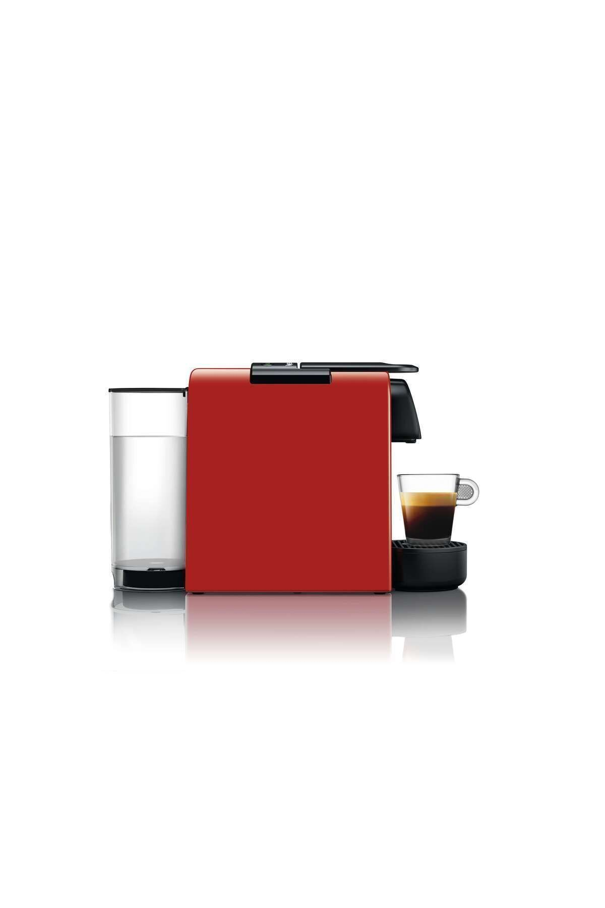 Bir bardak su ve bir fincan espresso ile kırmızı kahve makinesi.