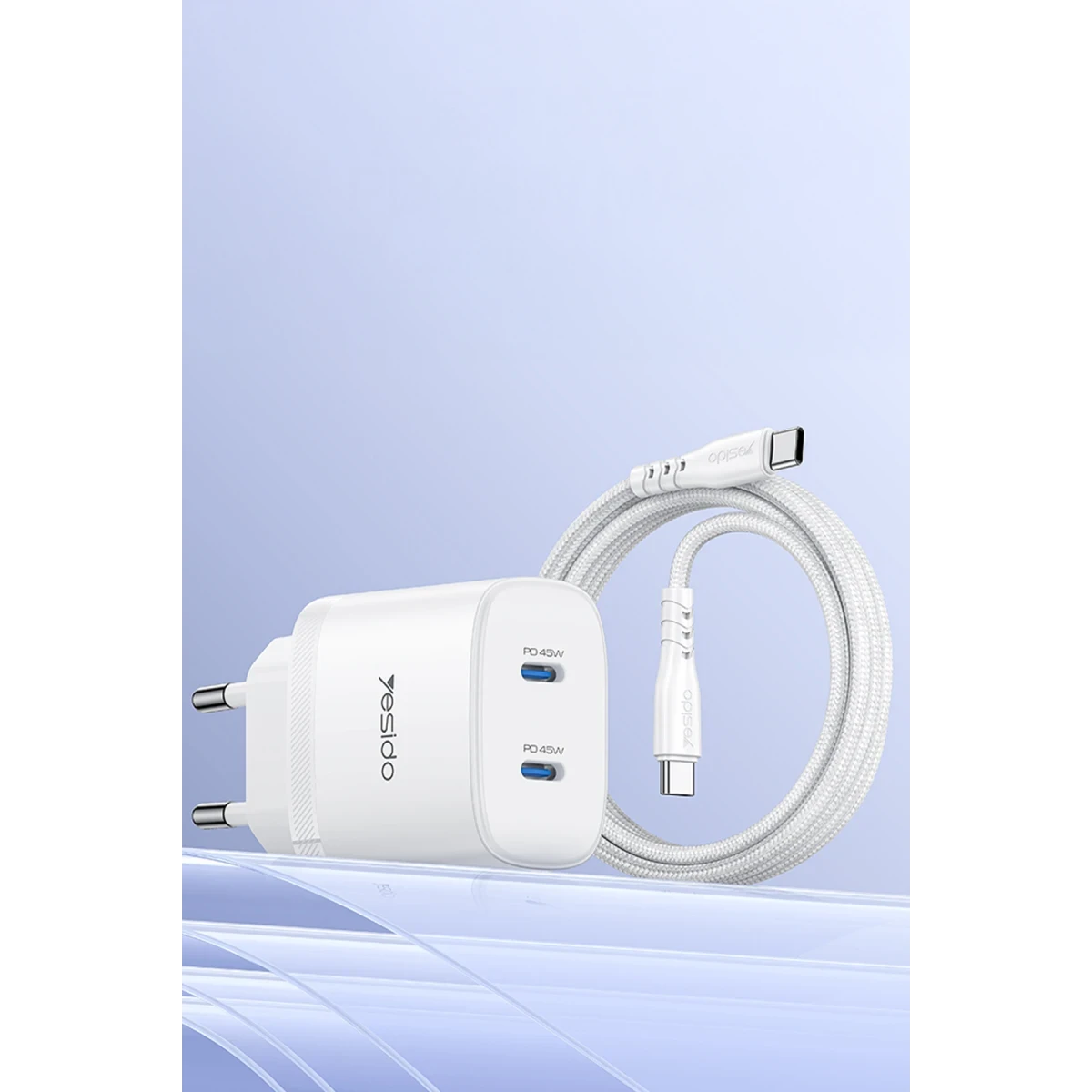 İki USB-C bağlantı noktalı beyaz Yesido şarj cihazı ve beyaz örgülü USB-C kablosu.