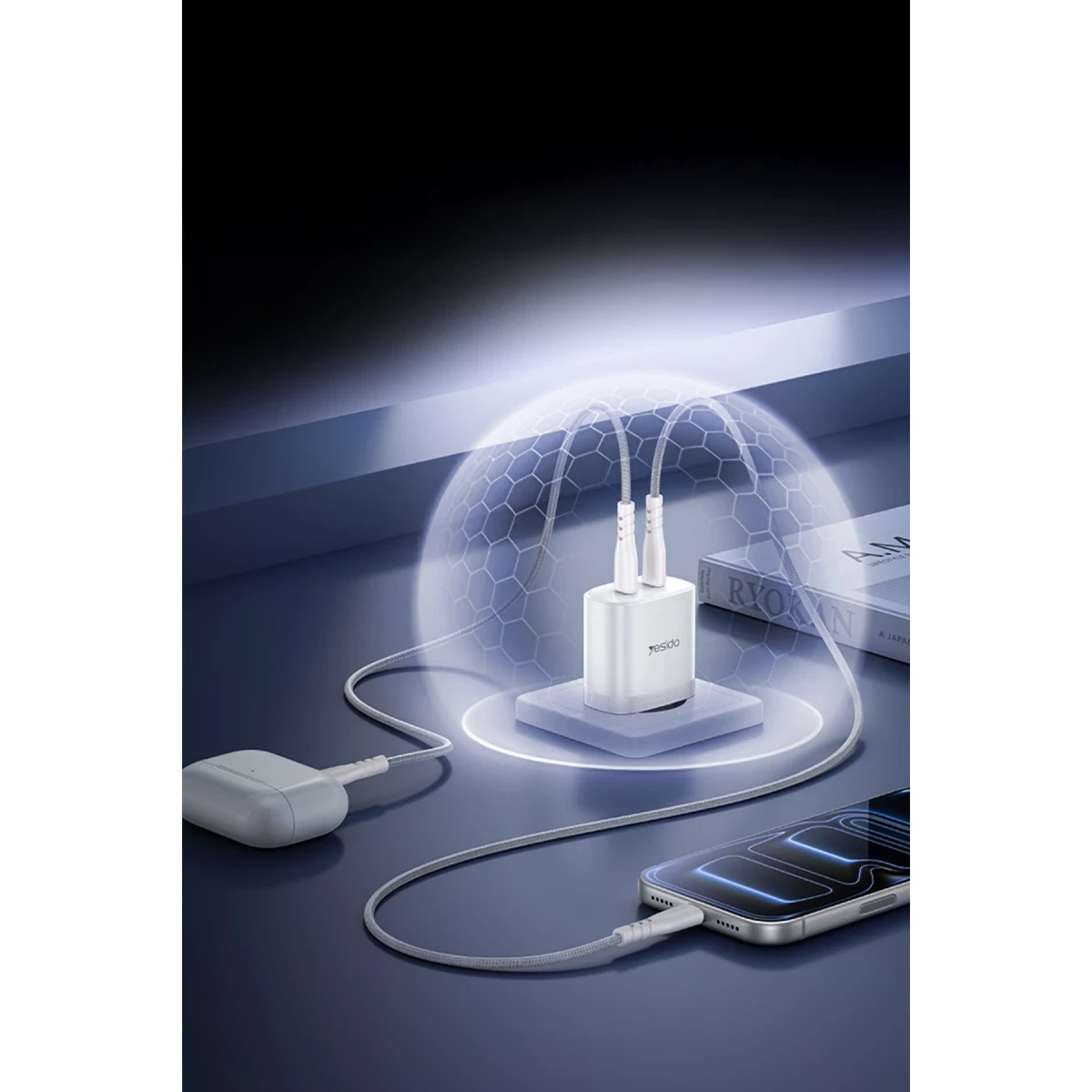Bir telefonu ve kulaklığı şarj eden iki kablolu beyaz şarj adaptörü.