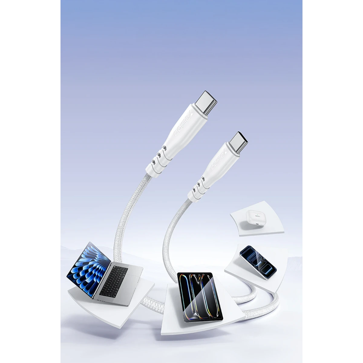 Dizüstü bilgisayar, tablet ve akıllı telefon ile iki beyaz USB-C kablo.