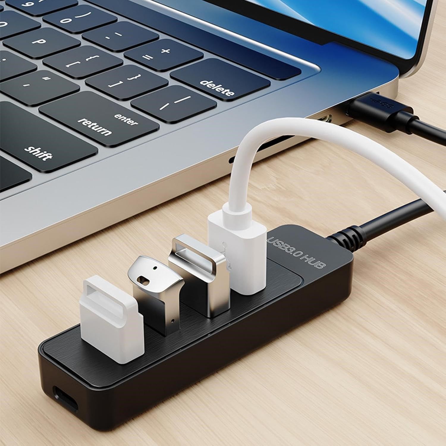 Ahşap masada USB hub'lı ve bağlı cihazları olan dizüstü bilgisayar.