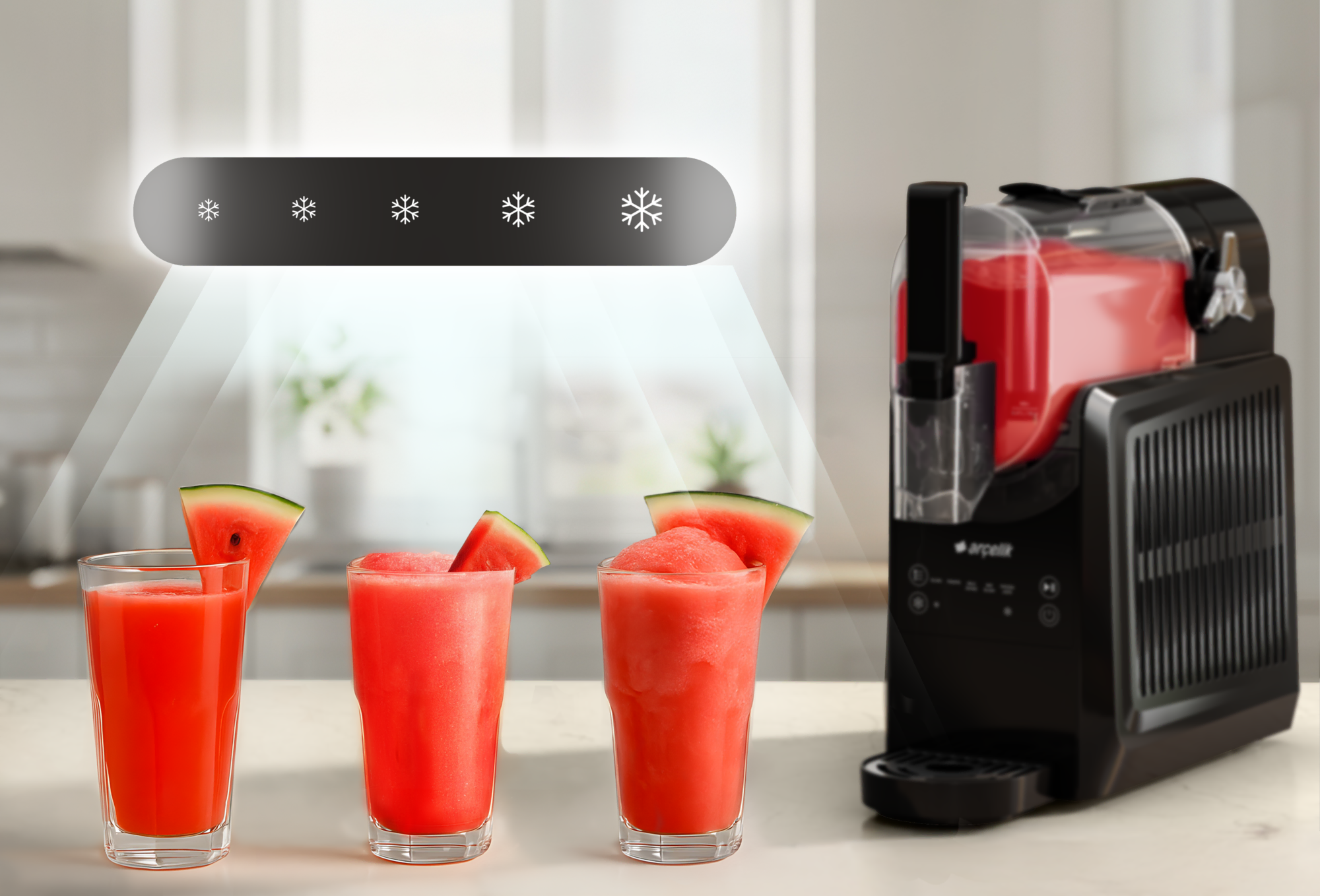 Siyah slushie makinesi, üç bardak karpuz suyu ve garnitür ile.