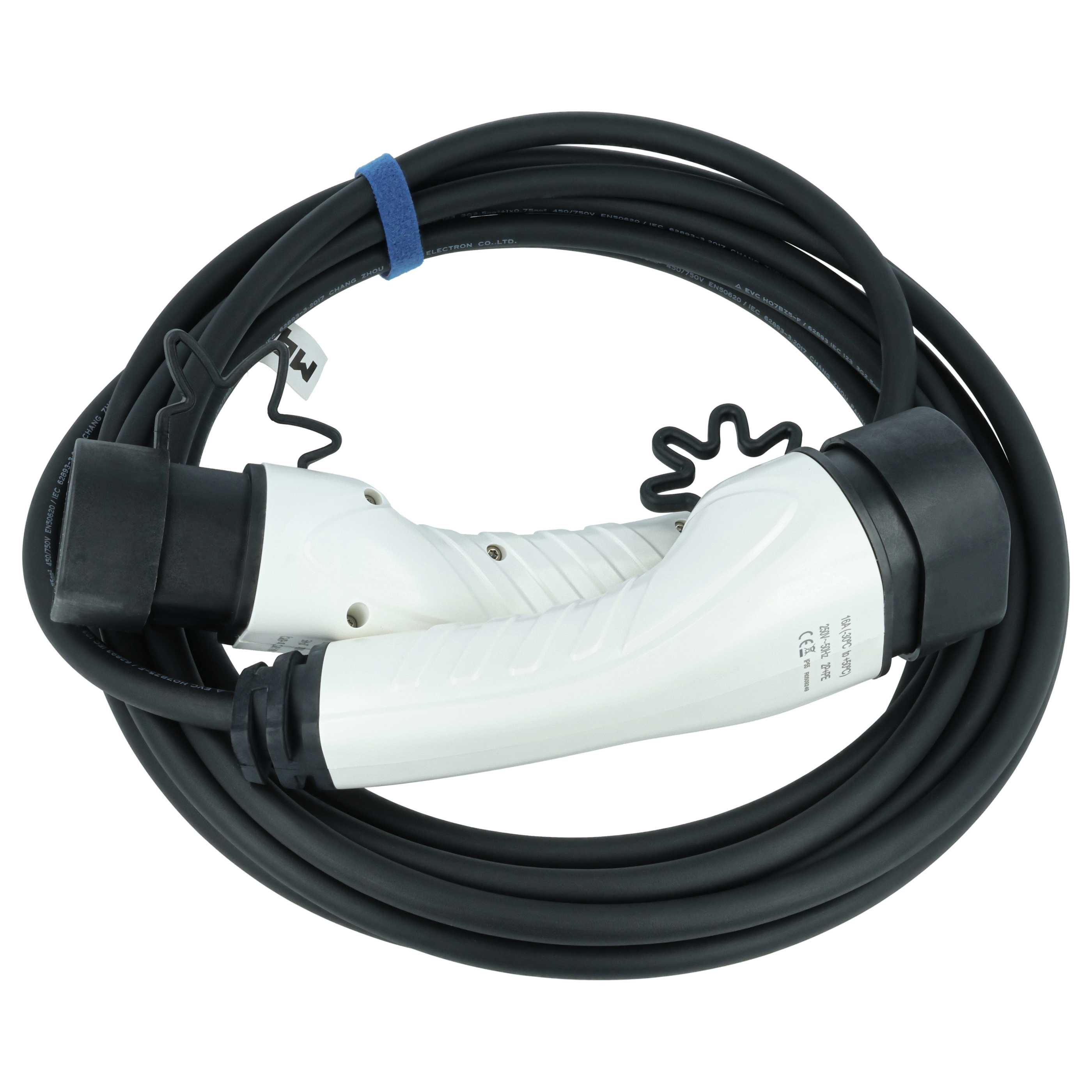 Schwarzes Ladekabel mit weißem Stecker, aufgerollt und mit blauem Band gesichert.