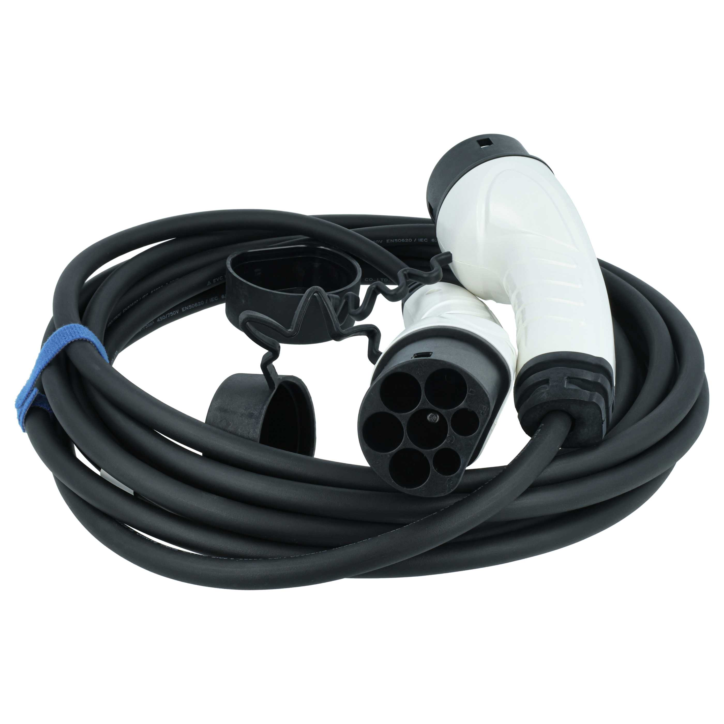 Ein schwarzes Ladekabel mit weißen und schwarzen Steckern, aufgerollt.