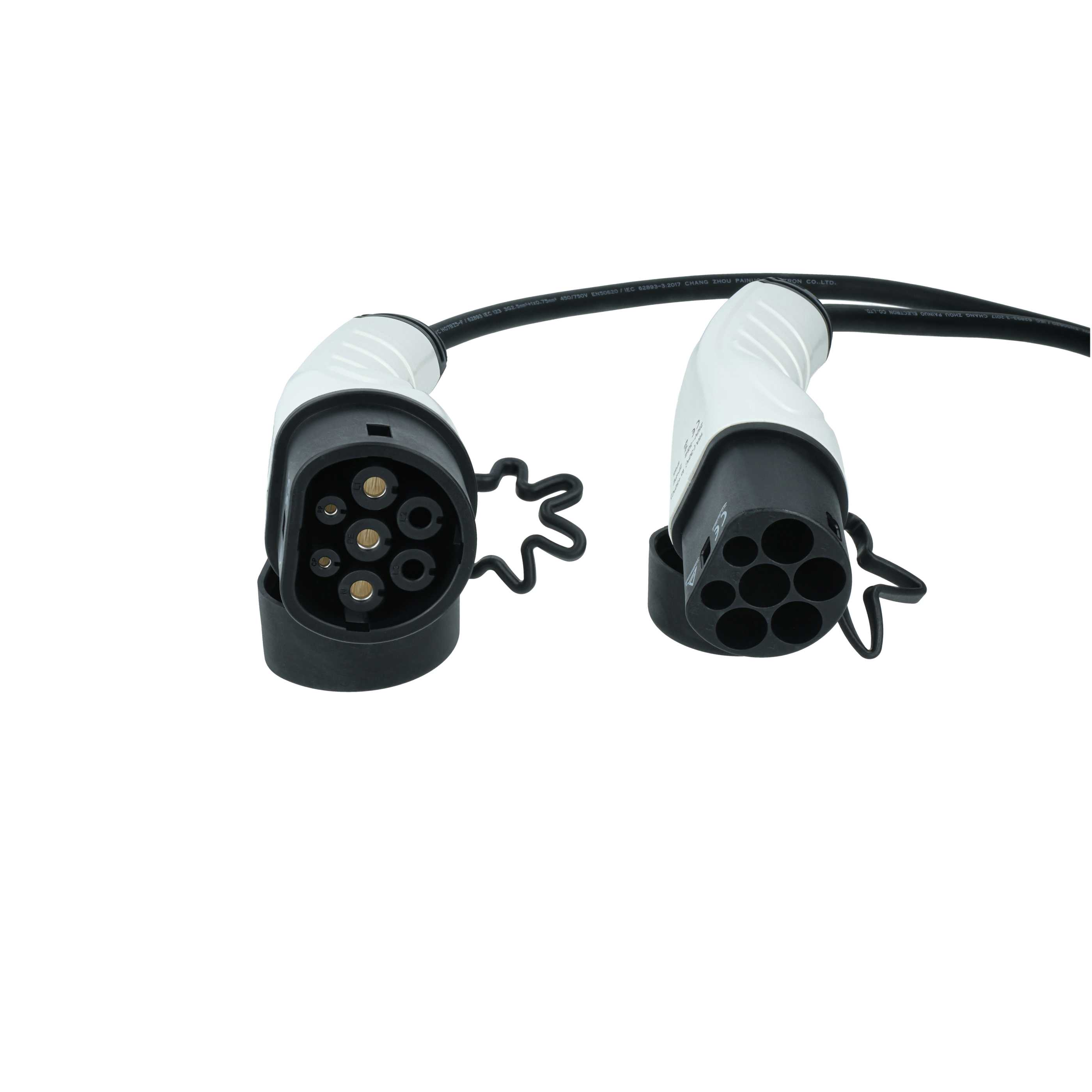 Zwei weiße und schwarze Stecker für Elektrofahrzeuge mit Kabeln auf weißem Hintergrund.