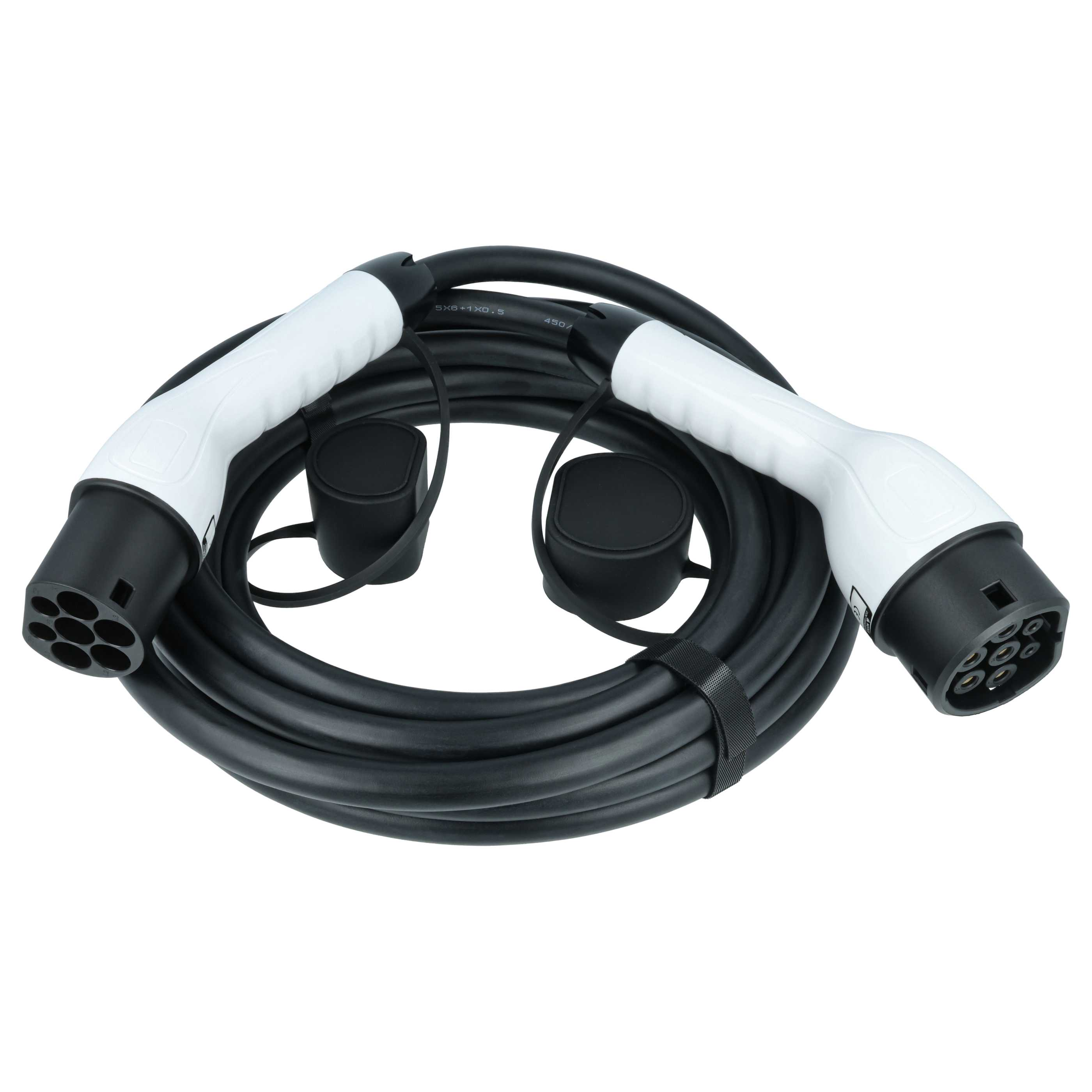 Schwarzes Ladekabel mit weißen Steckern und Schutzkappen, aufgerollt.