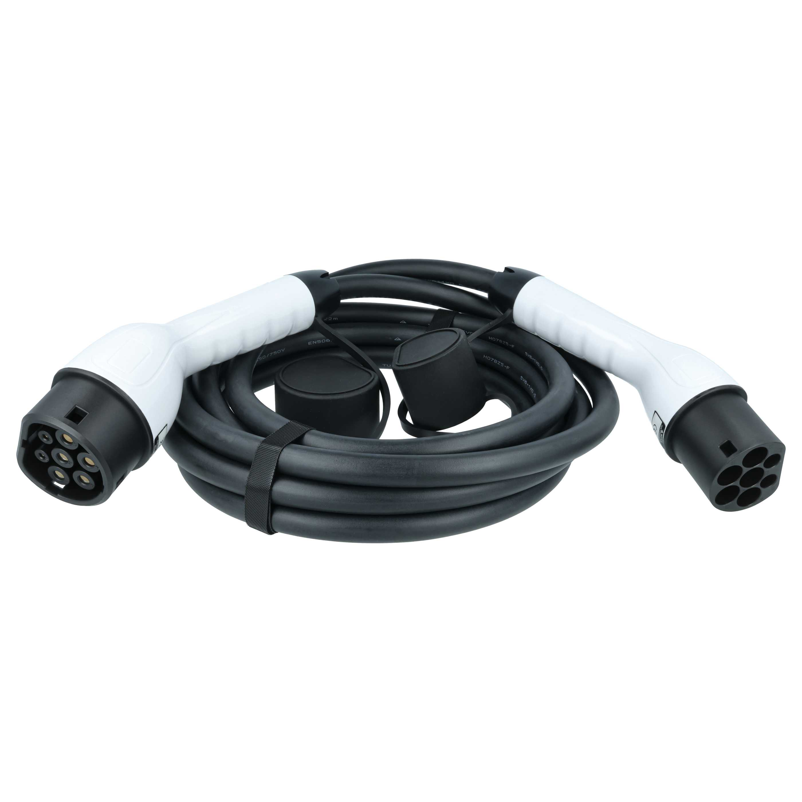 Ein schwarzes Ladekabel mit weißen Steckern und Schutzkappen liegt auf einem weißen Hintergrund.