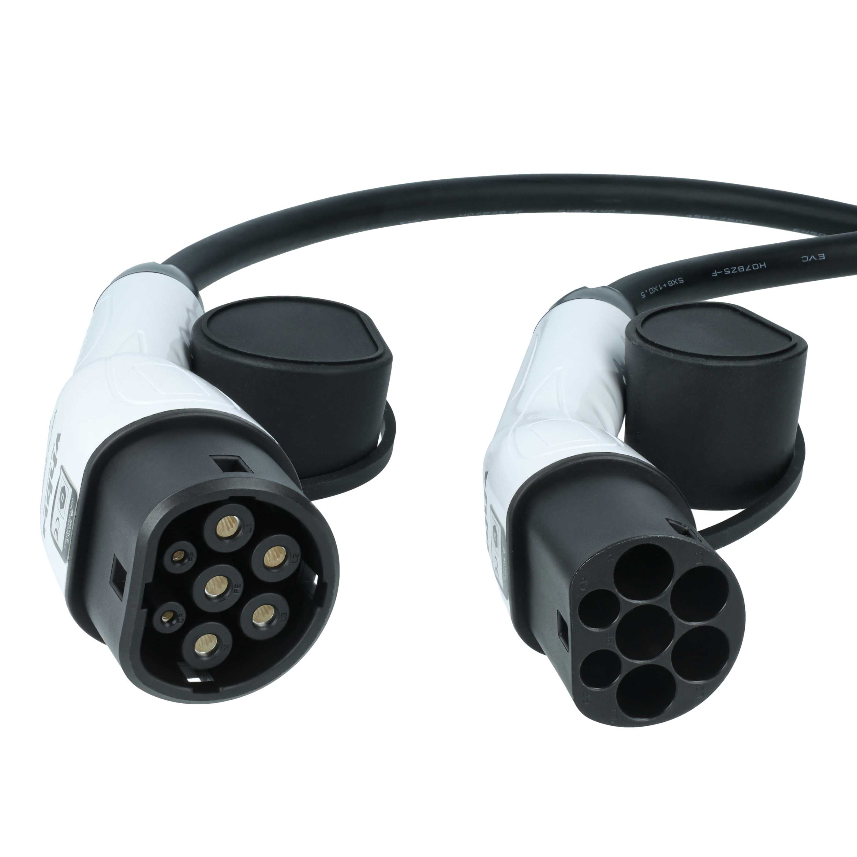 Ein schwarzes Kabel mit weißen Steckern an beiden Enden, weißer Hintergrund.