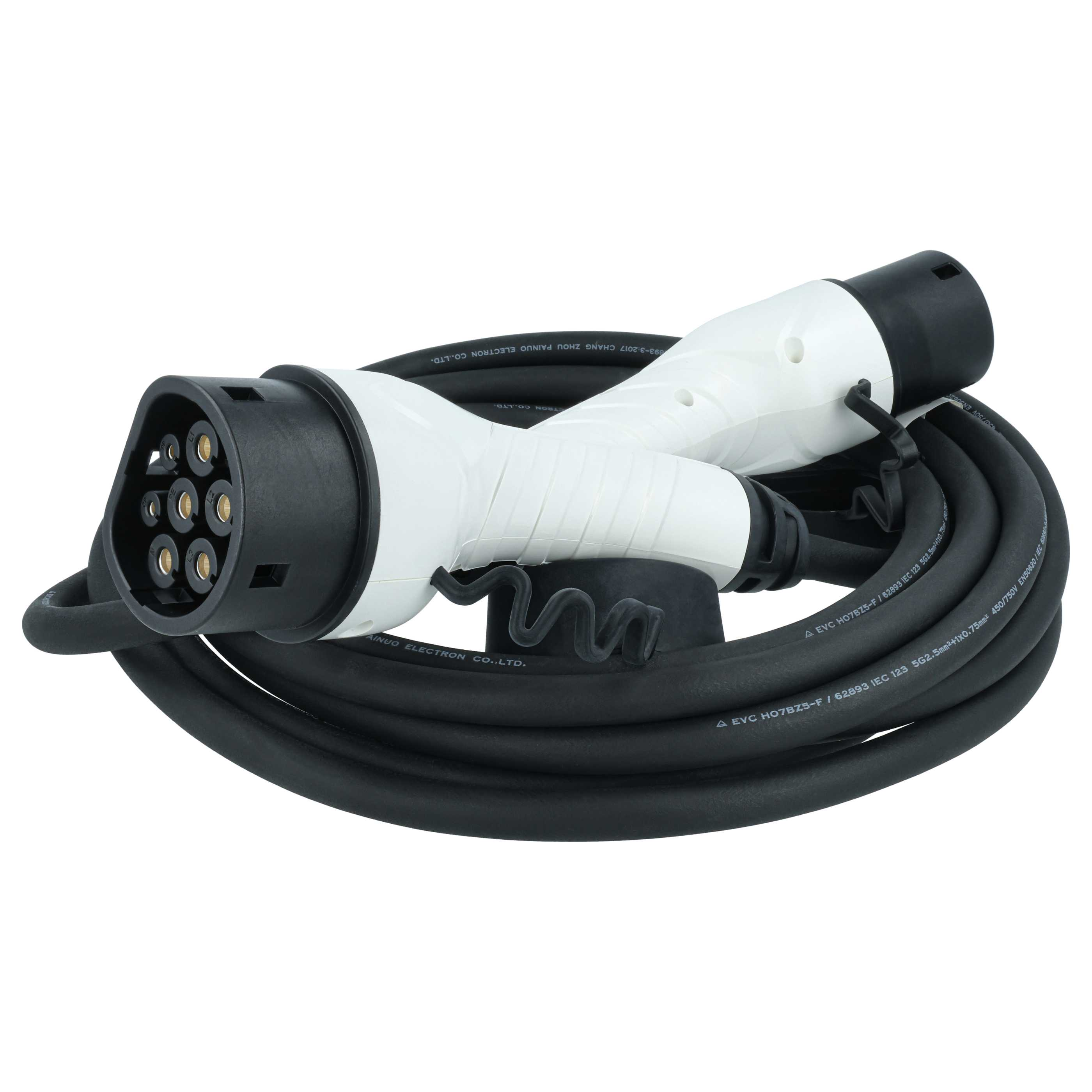 Ein weiß-schwarzes Ladekabel für Elektroautos auf weißem Hintergrund.