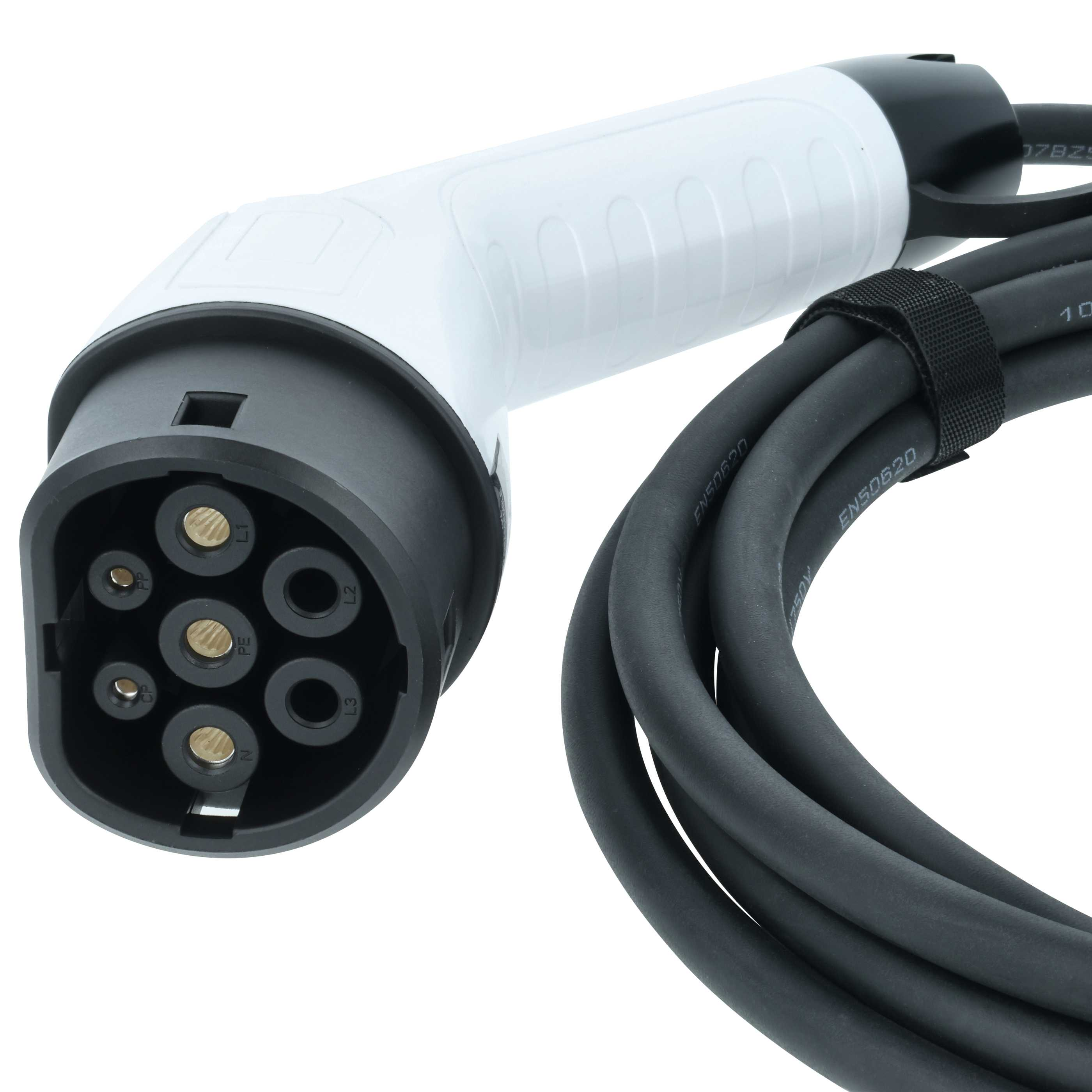 Ein weißer und schwarzer Stecker mit einem schwarzen Kabel, auf weißem Hintergrund.