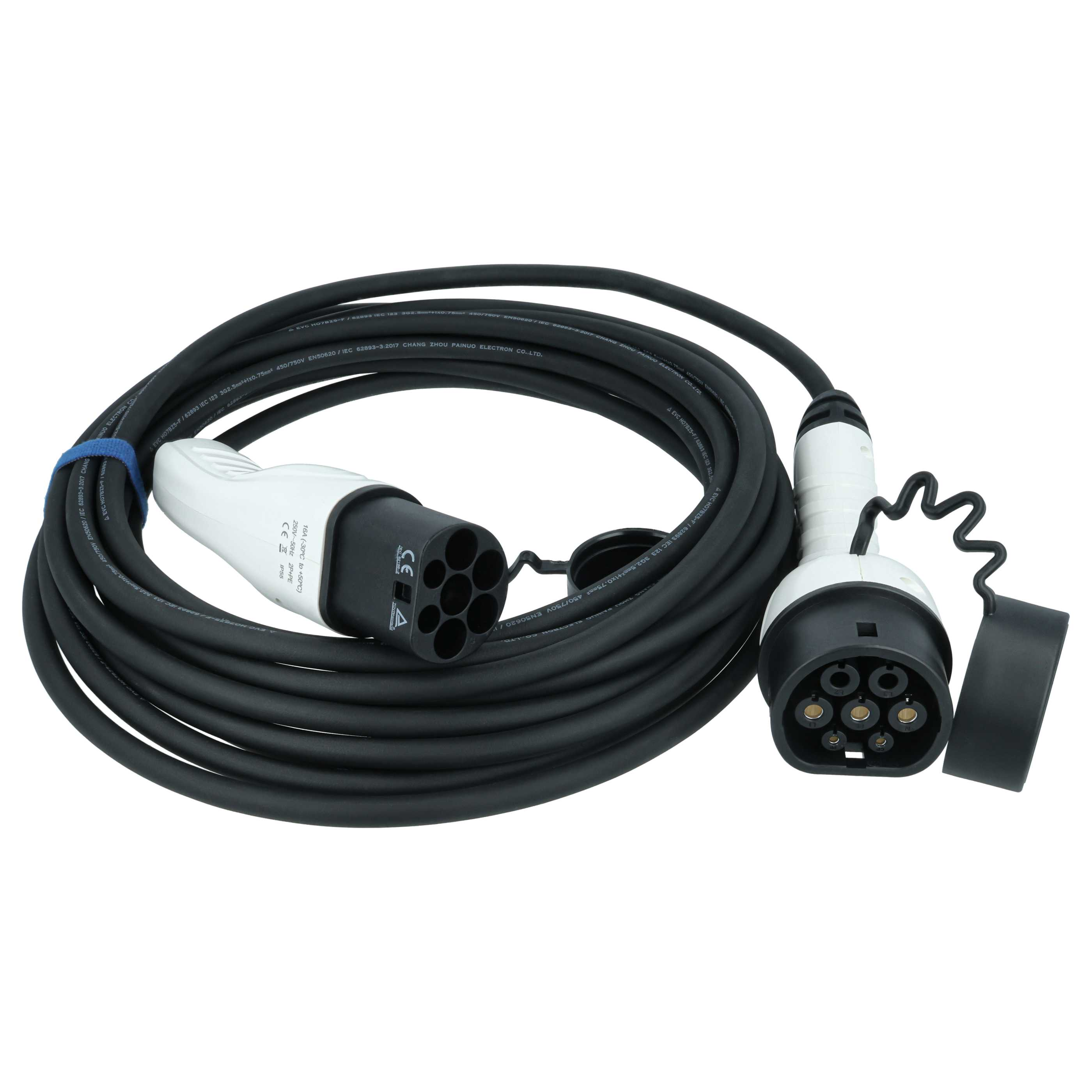 Schwarzes Ladekabel mit weißen Steckern, aufgerollt auf weißem Hintergrund.