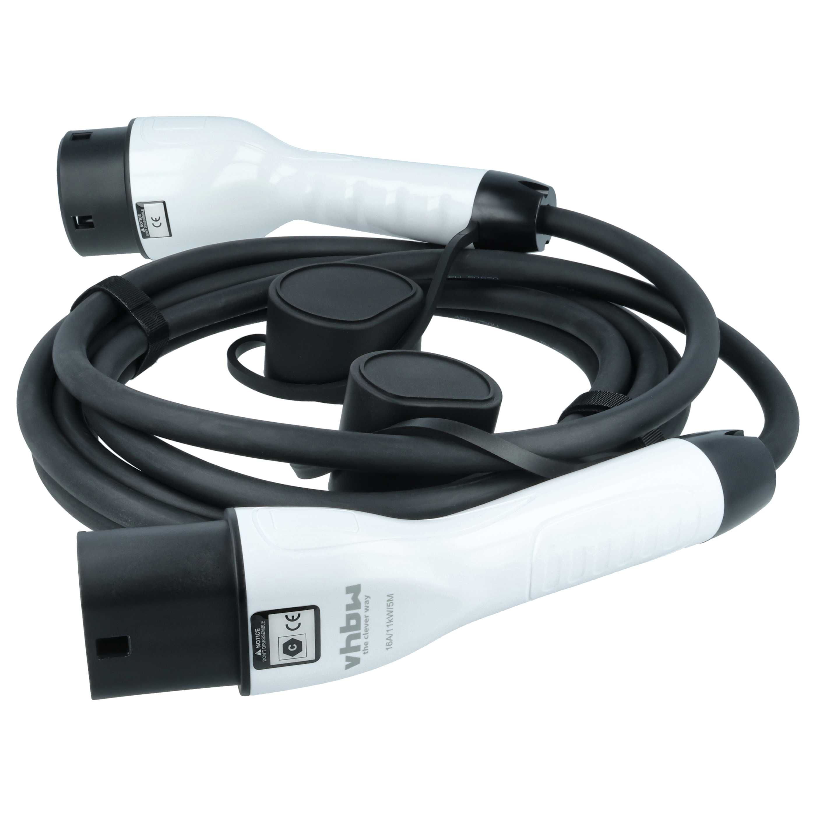 Ein weißes und schwarzes Ladekabel für Elektroautos, aufgerollt.
