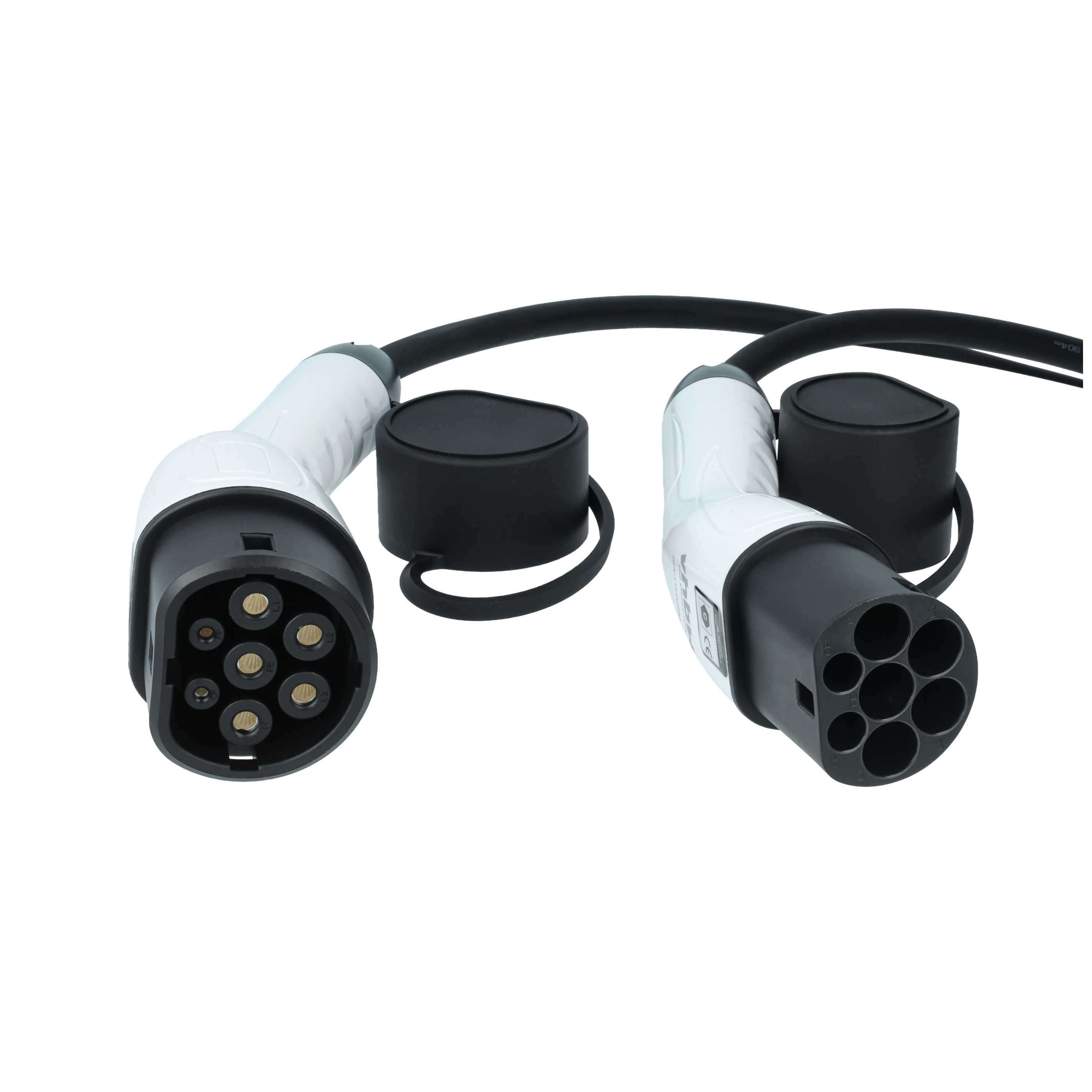 Zwei weiße und schwarze Ladekabelstecker mit Schutzkappen auf weißem Hintergrund.