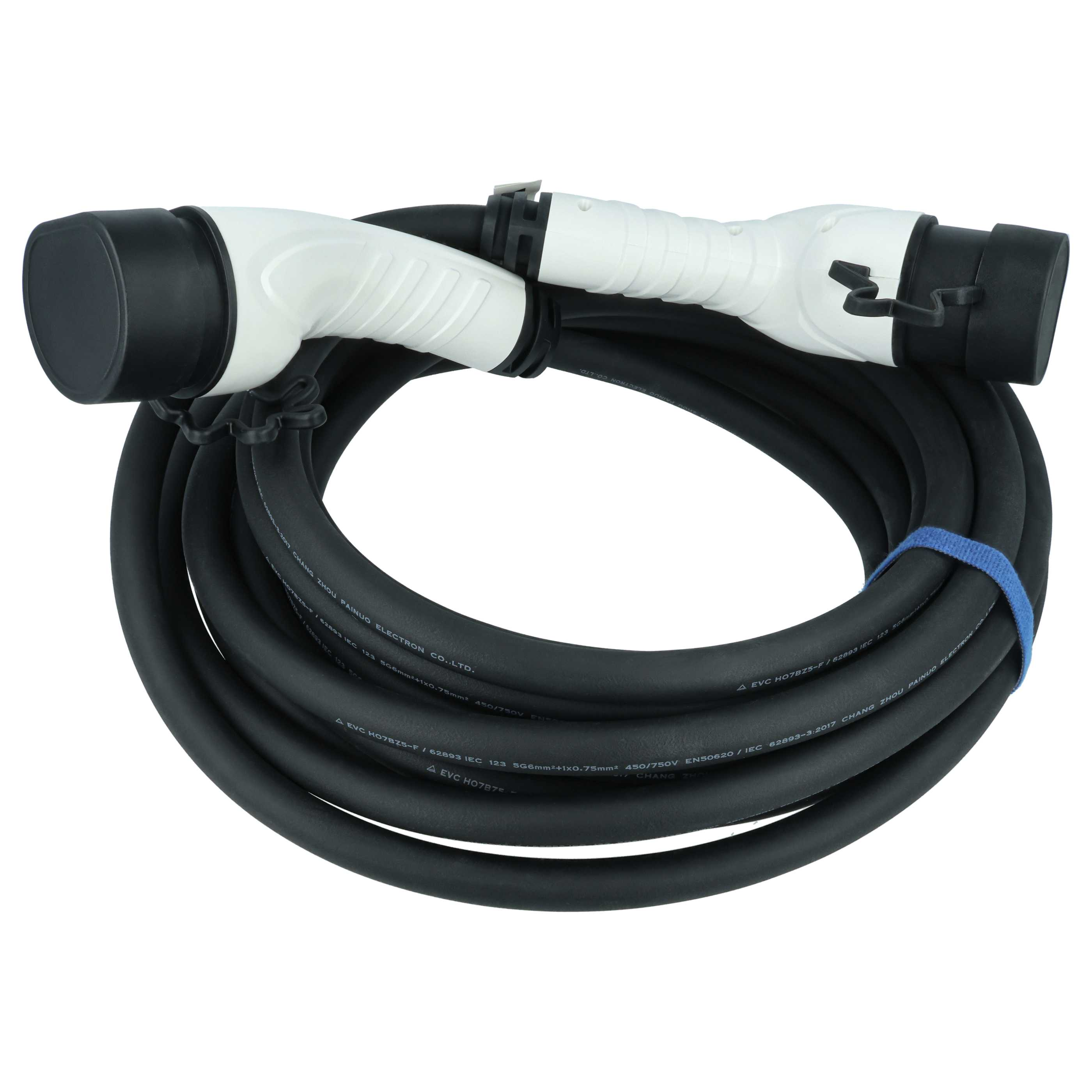 Schwarzes Ladekabel mit weißen und schwarzen Steckern auf weißem Hintergrund.