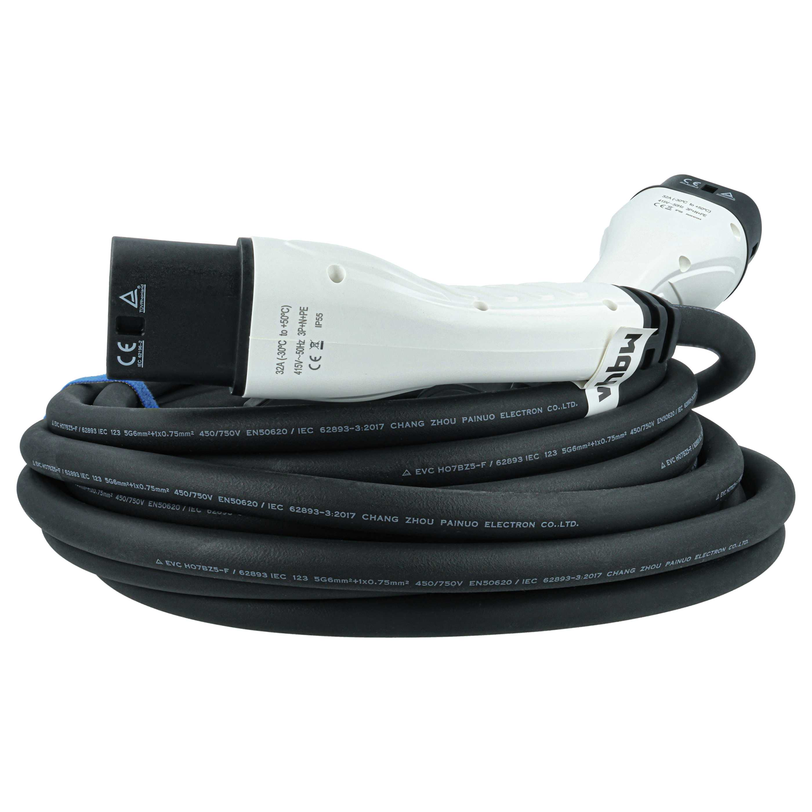 Ein weiß-schwarzes Ladekabel mit CE- und IP55-Zertifizierung, aufgerollt.