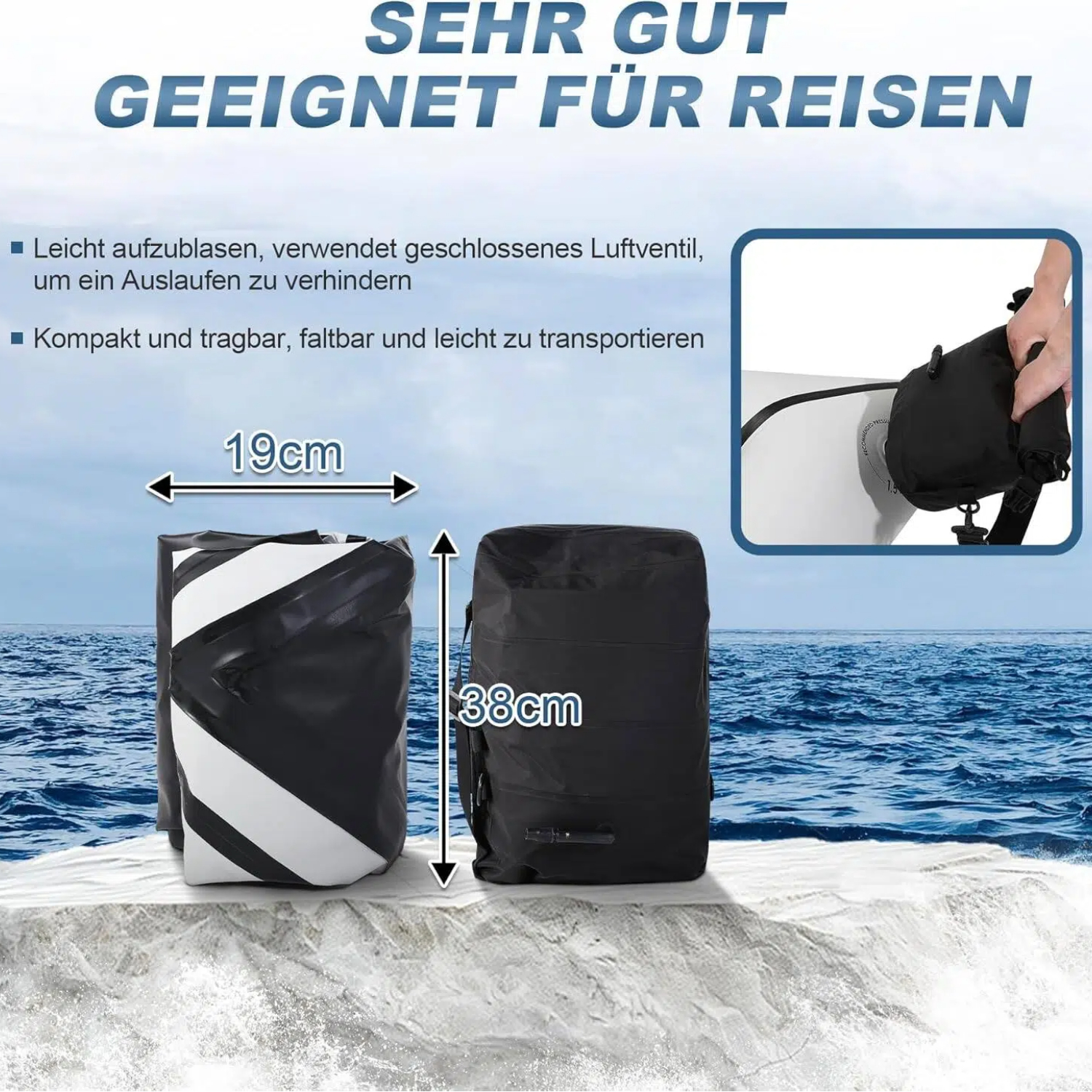Zwei wasserdichte Taschen, eine schwarz-weiß gestreift (19cm), eine schwarz (38cm), am Meer.