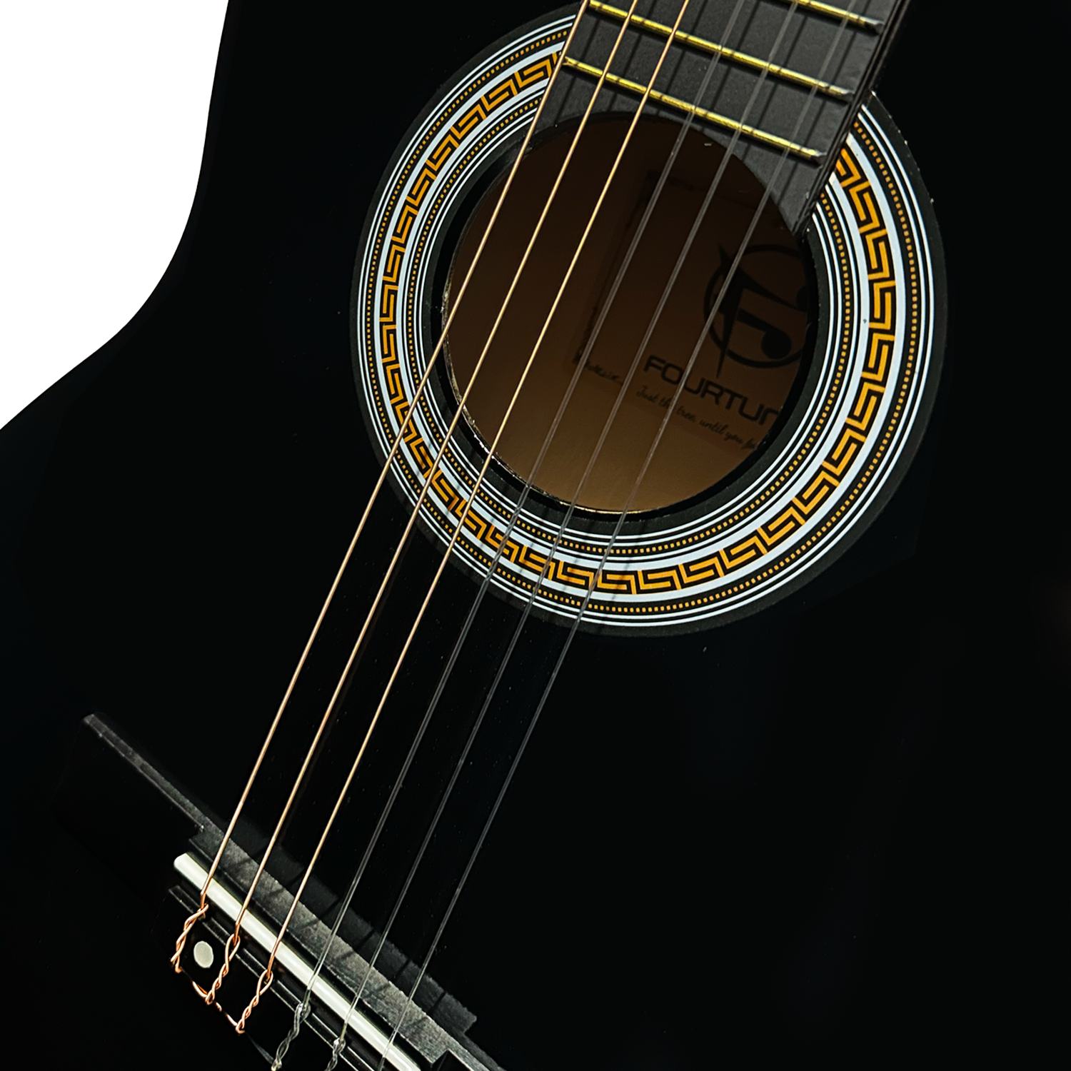 Siyah akustik gitar, altı telli, detaylı ses deliği ve baskılı logolu.