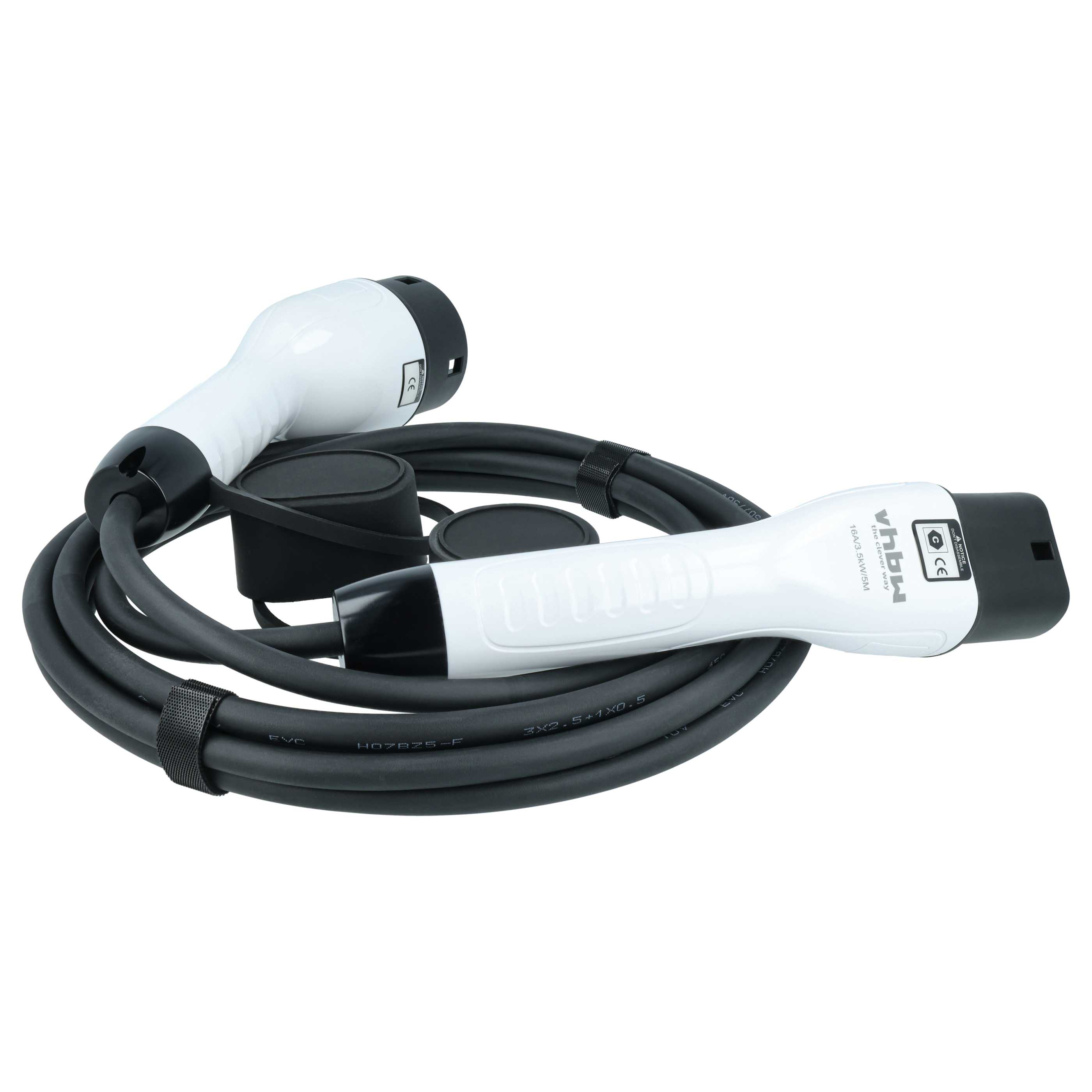 Ein weiß-schwarzes Ladekabel für Elektroautos mit zwei Steckern liegt auf weißem Grund.