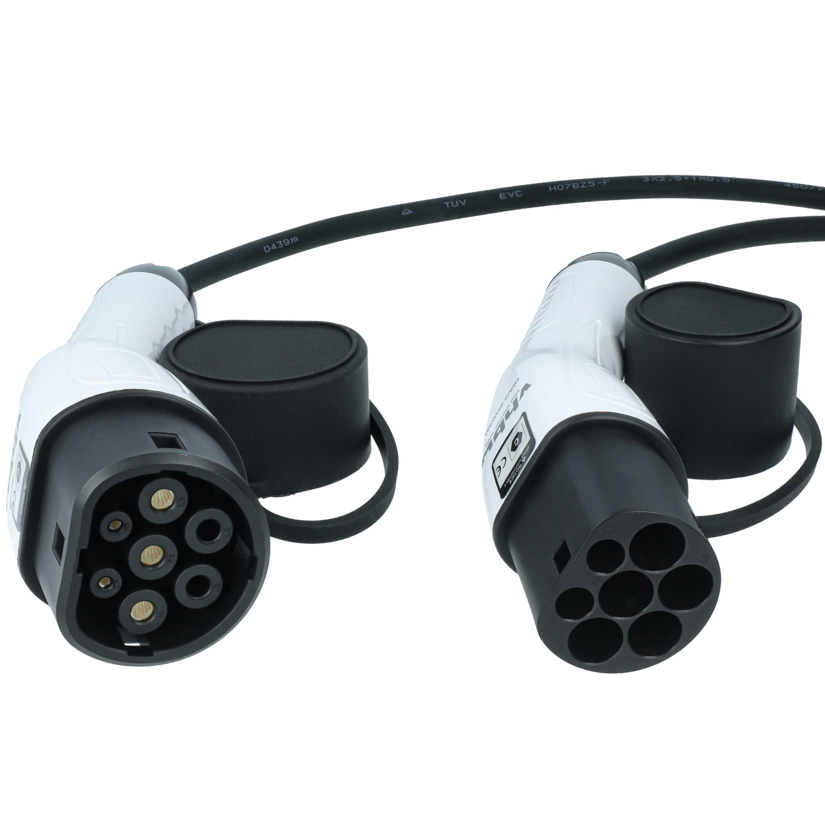 Zwei weiße und schwarze Stecker mit Kabeln, die auf weißem Hintergrund liegen.
