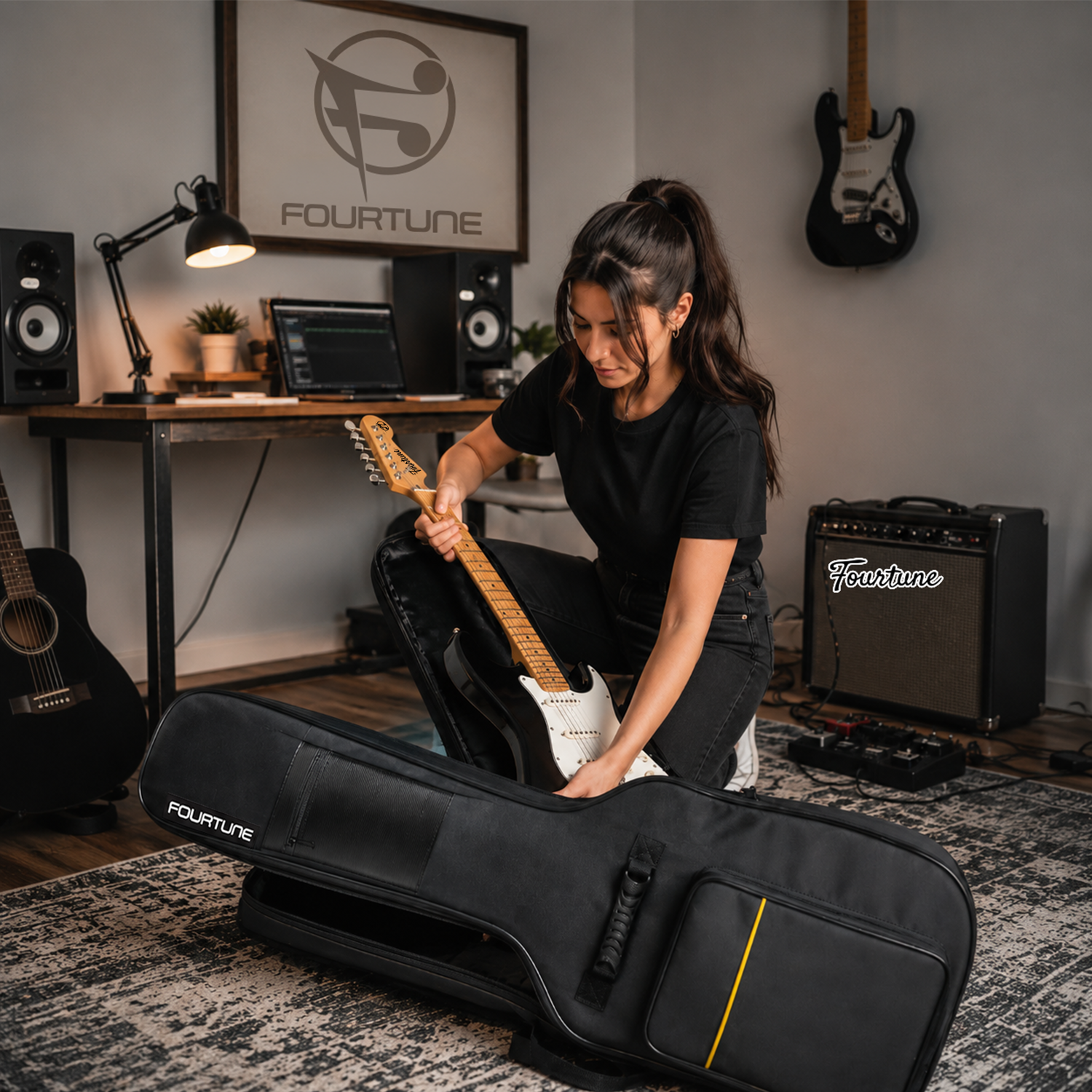 Bir kadın, müzik ekipmanlarının olduğu bir odaya beyaz bir elektro gitarı siyah bir kılıfa yerleştiriyor.