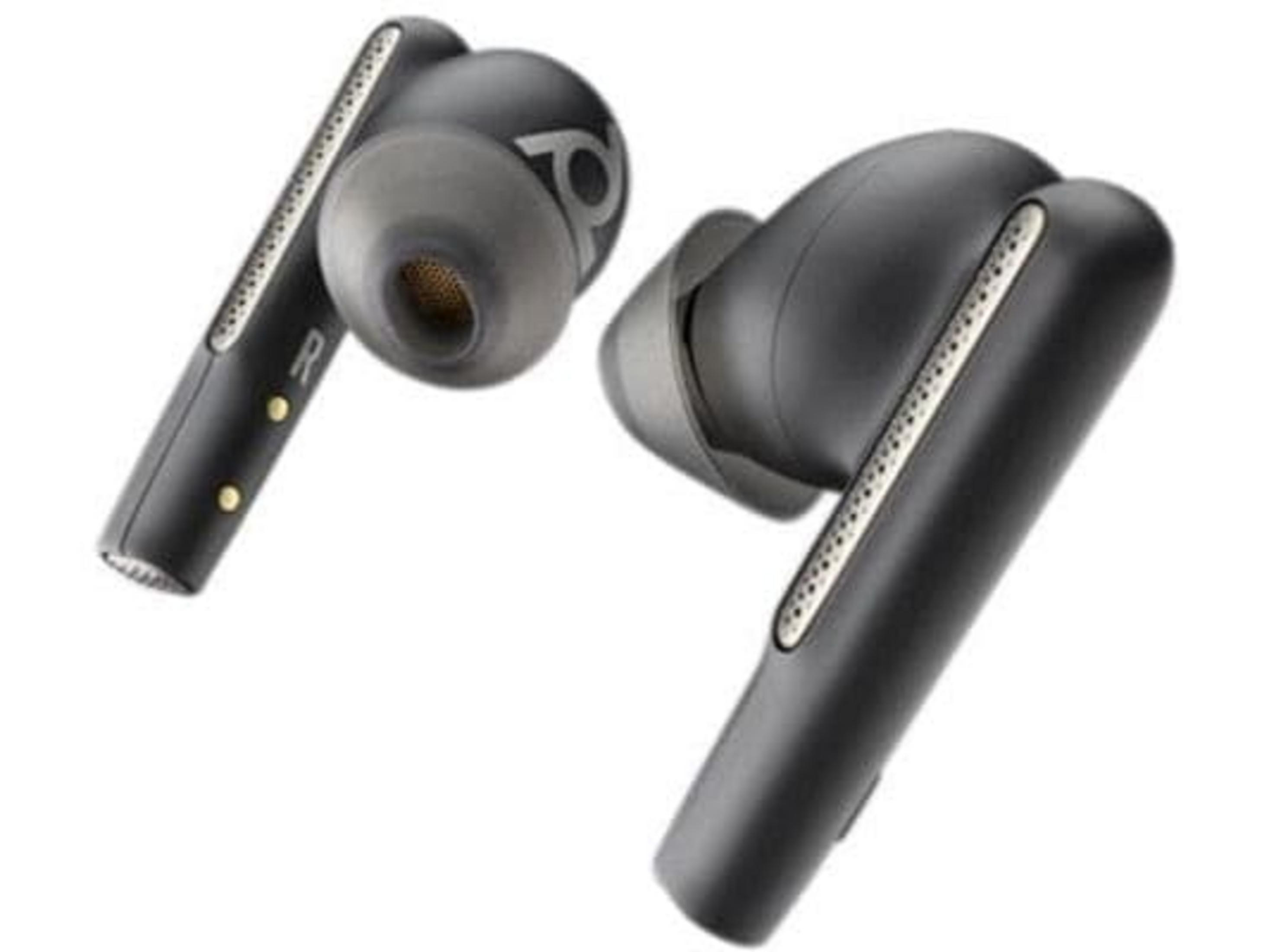 Dos auriculares inalámbricos negros con detalles plateados sobre fondo blanco.