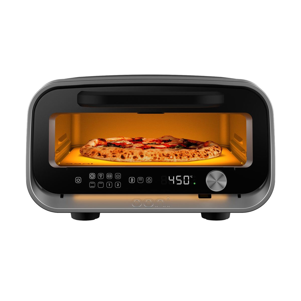Una pizza cuoce in un forno Ooni nero e argento con controlli digitali che mostrano 450°C.