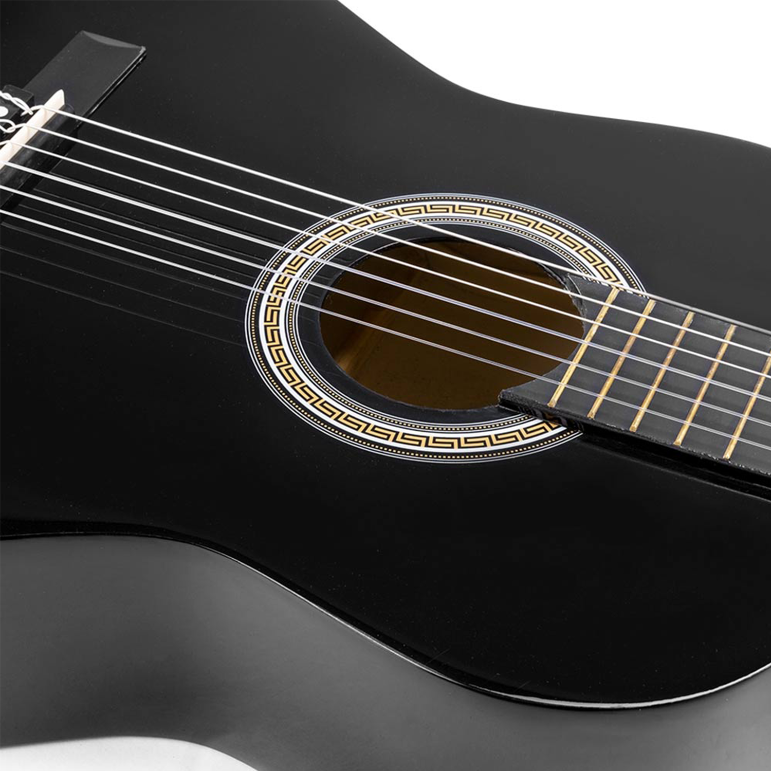 Altı telli, süslü ses deliği olan siyah akustik gitarın yakın çekimi.