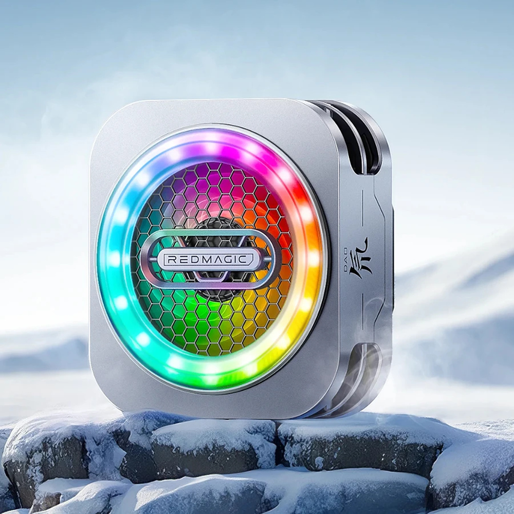 Srebrny wentylator z podświetleniem RGB stoi na ośnieżonych skałach.