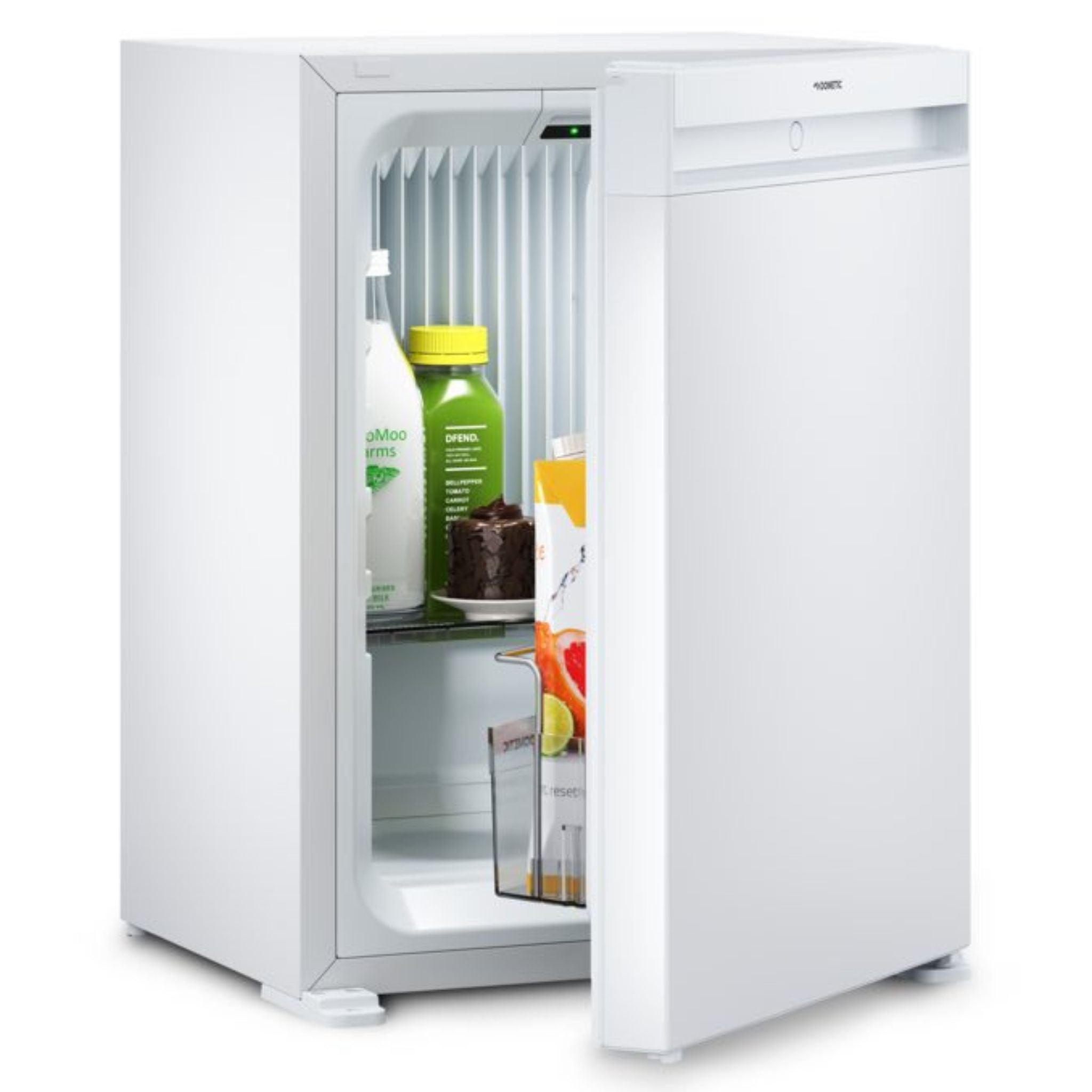 Un réfrigérateur blanc porte ouverte. Contient bouteilles, gâteau et jus.