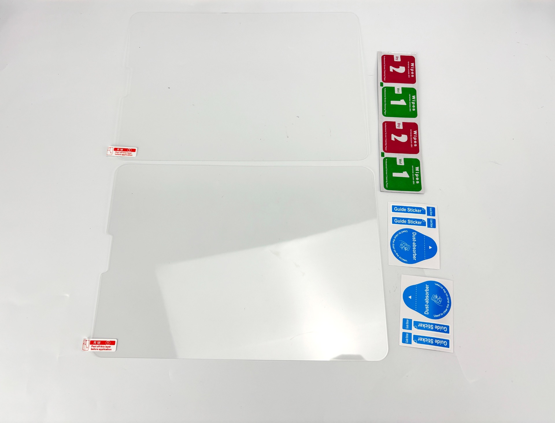Twee screenprotectors met schoonmaakaccessoires, op witte achtergrond.