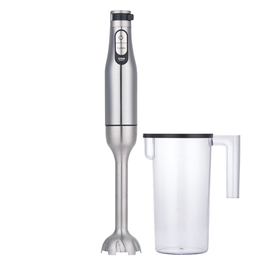 Srebrny blender ręczny obok przezroczystego kubka z miarką.