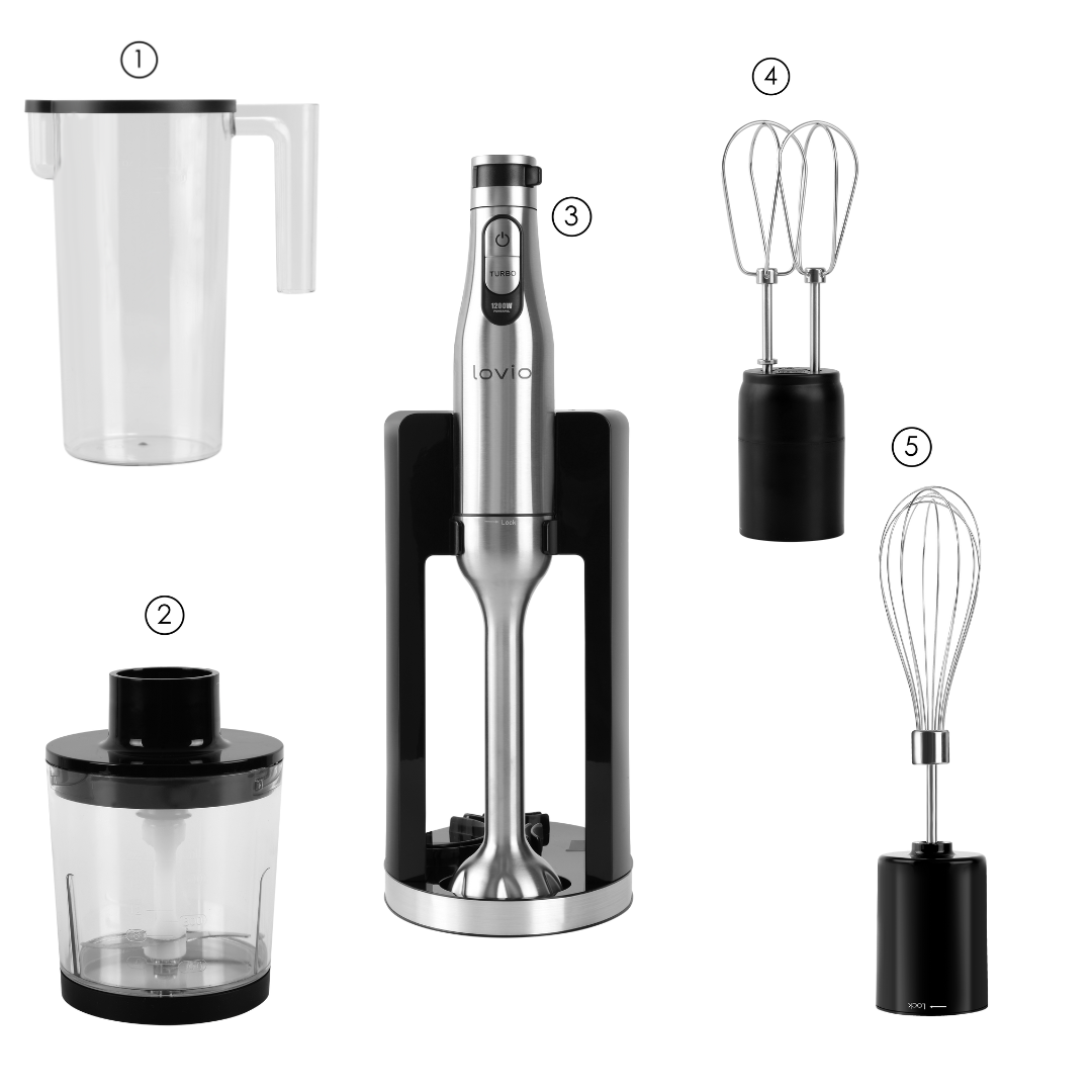 Blender ręczny z akcesoriami: dzbanek, siekacz, stojak, trzepaczka i mieszadła.