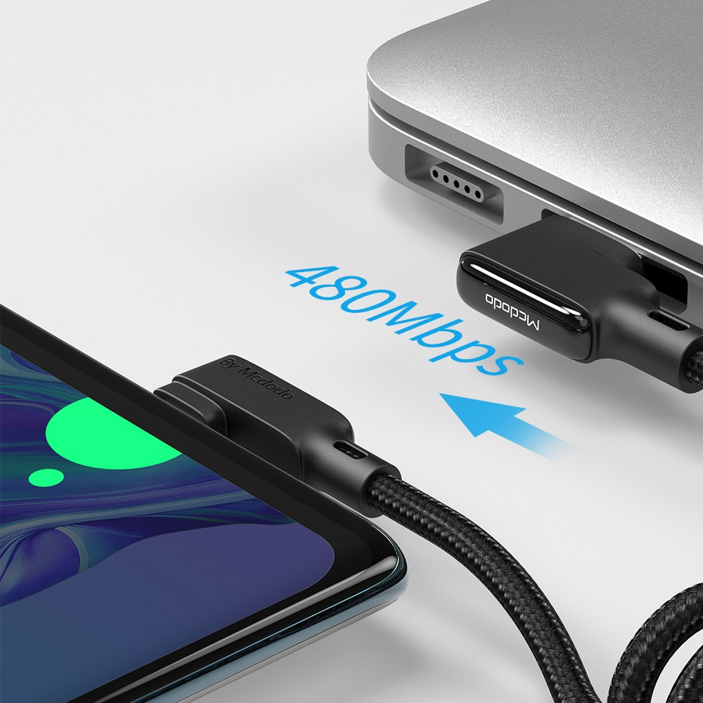 Ein schwarzes Mcdodo-Kabel verbindet ein Telefon und einen Laptop, zeigt 480Mbps Geschwindigkeit.