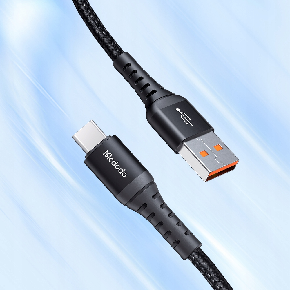 Örgülü kumaş ve "Mcdodo" logosuna sahip siyah USB-C - USB-A kablosu.