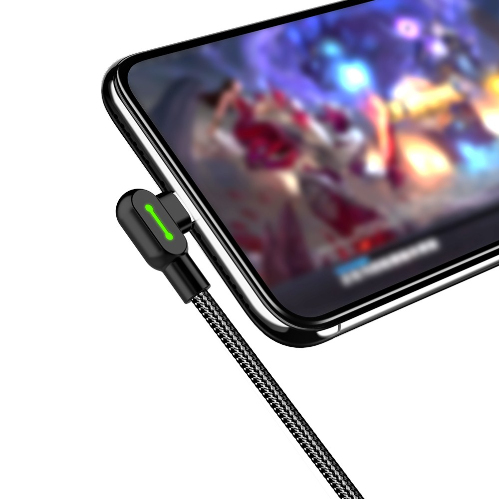 Ein schwarzes Ladekabel mit grünem Licht wird in ein Smartphone gesteckt.