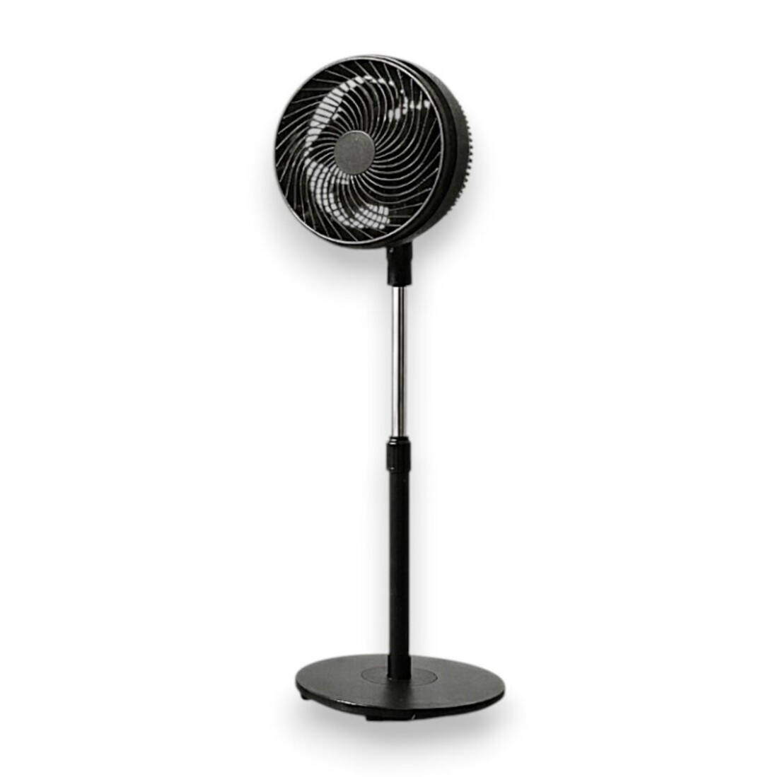 Un ventilador de pie negro con cabeza redonda y poste cromado.
