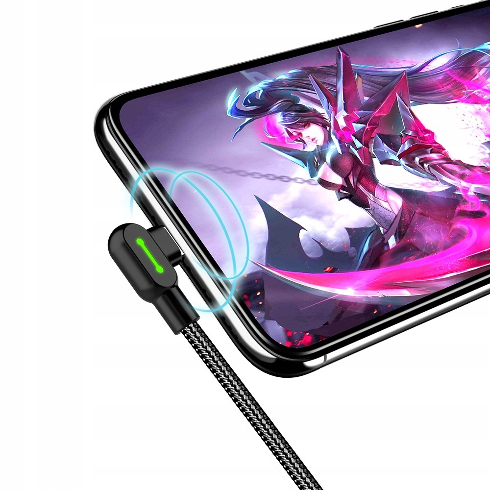 Ein Handy zeigt eine Spielfigur. Ein schwarzes Ladekabel mit grünem Licht ist eingesteckt.