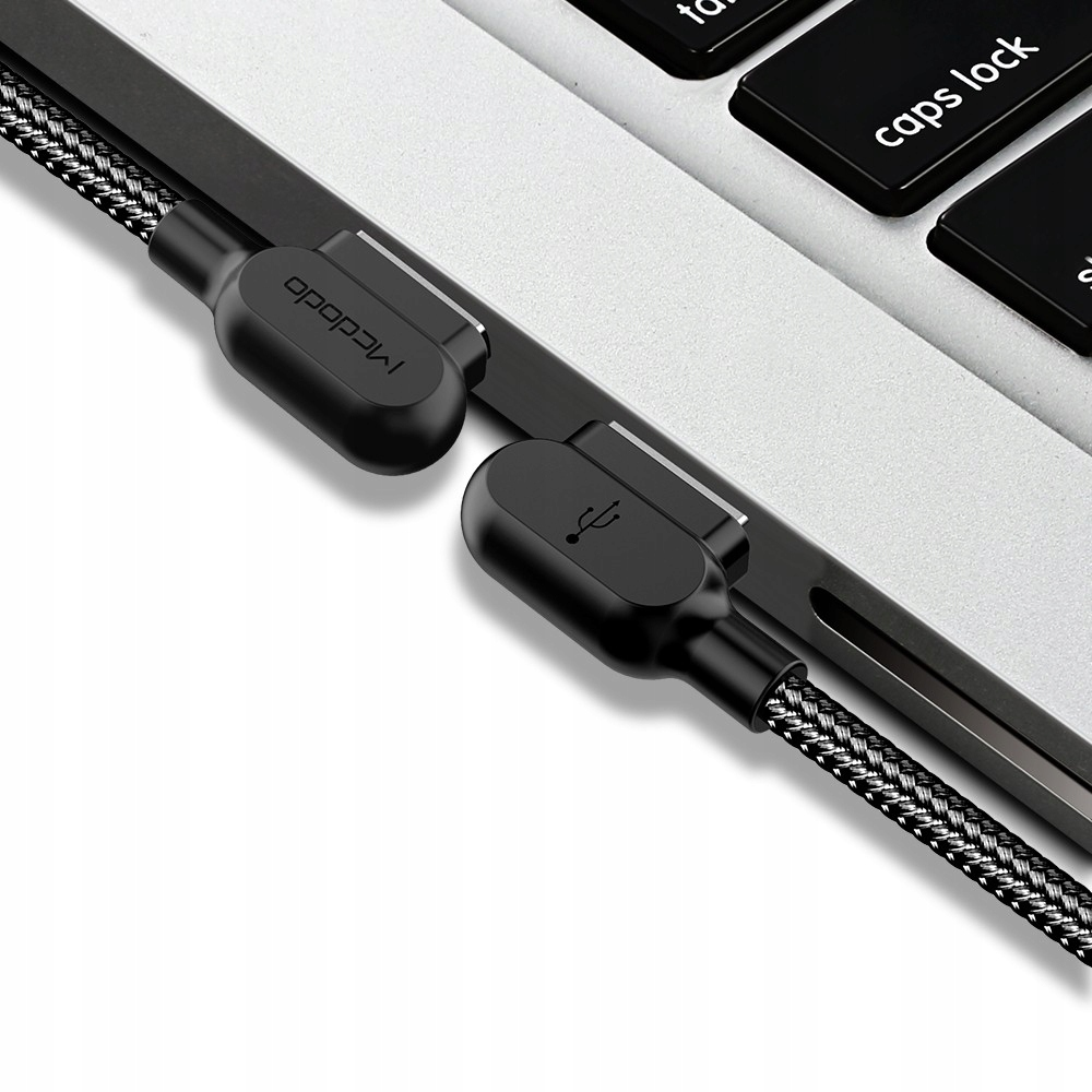Schwarzes USB-Kabel mit magnetischen Anschlüssen auf einer Laptop-Tastatur.