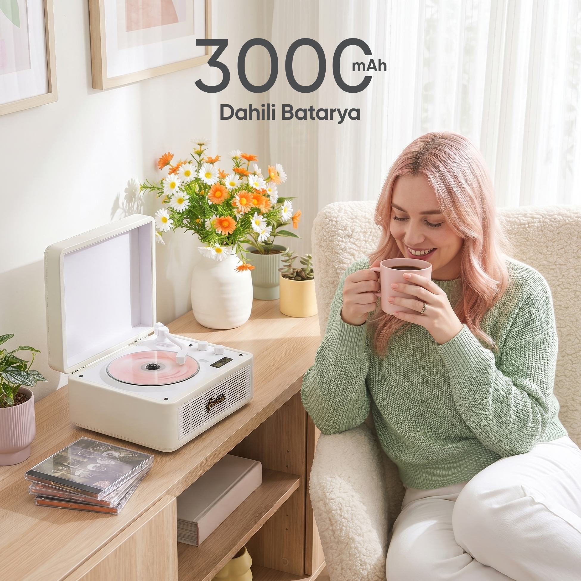 Kadın kahve içiyor, plak çalar ve çiçekler yanında. 3000mAh pil.