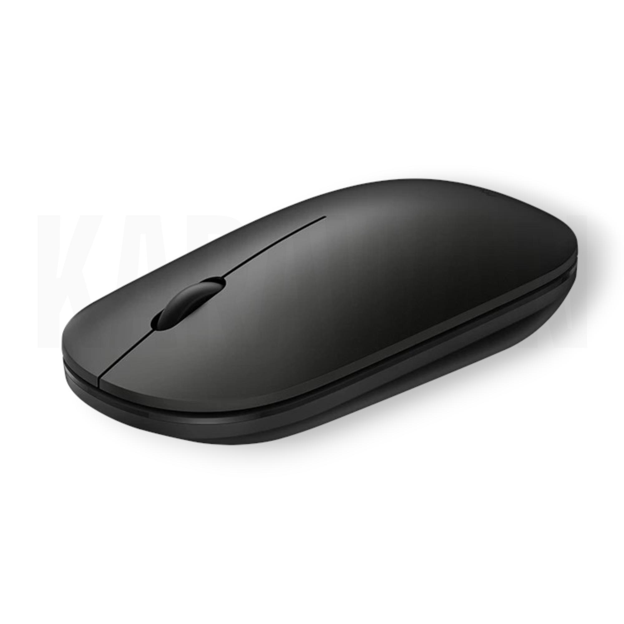 Un ratón de computadora negro con rueda de desplazamiento sobre fondo blanco.